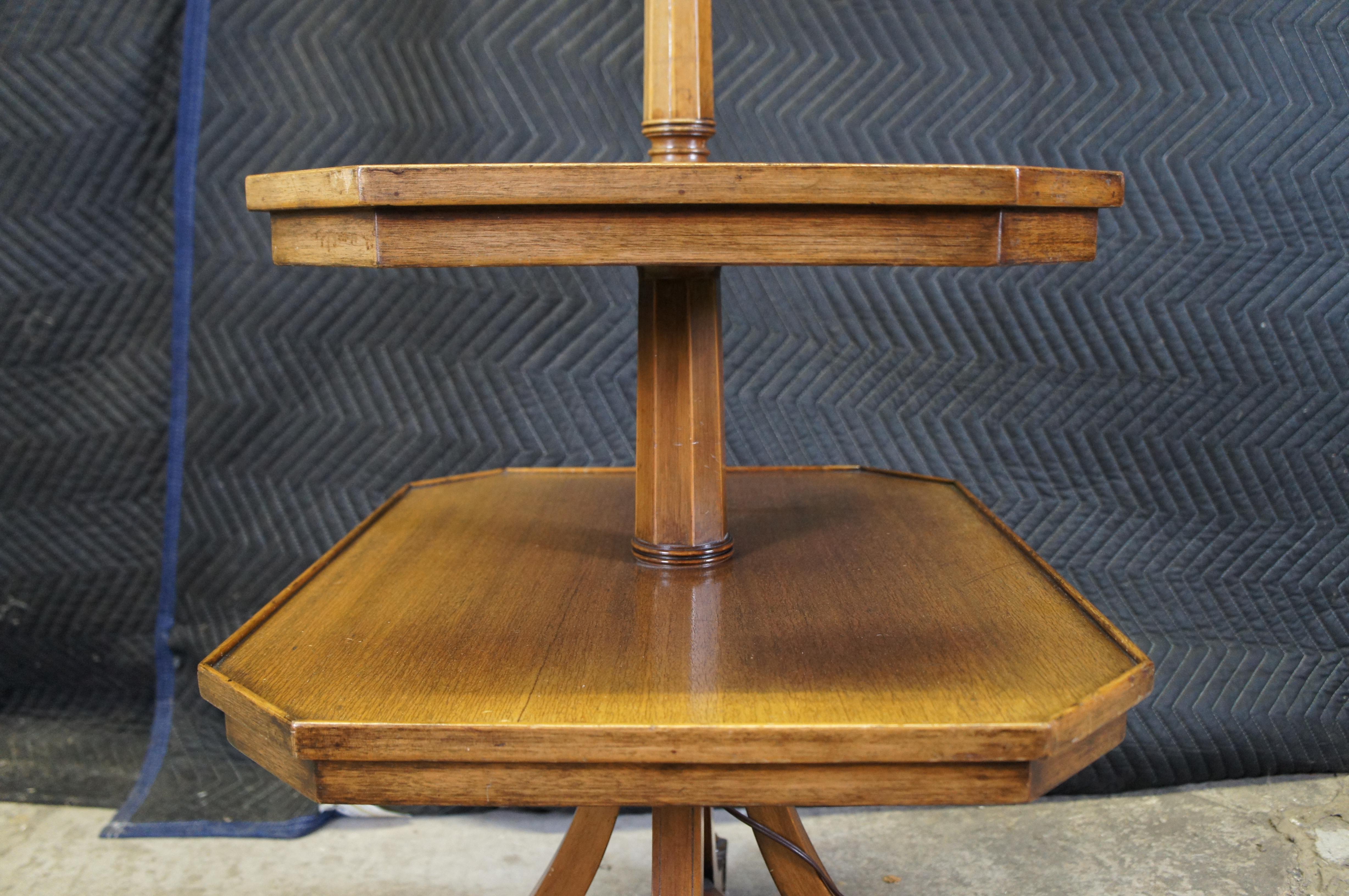 Mid Century Französisch Land Nussbaum Tiered 3 Licht Torchiere Stehlampe End Tabelle im Angebot 4