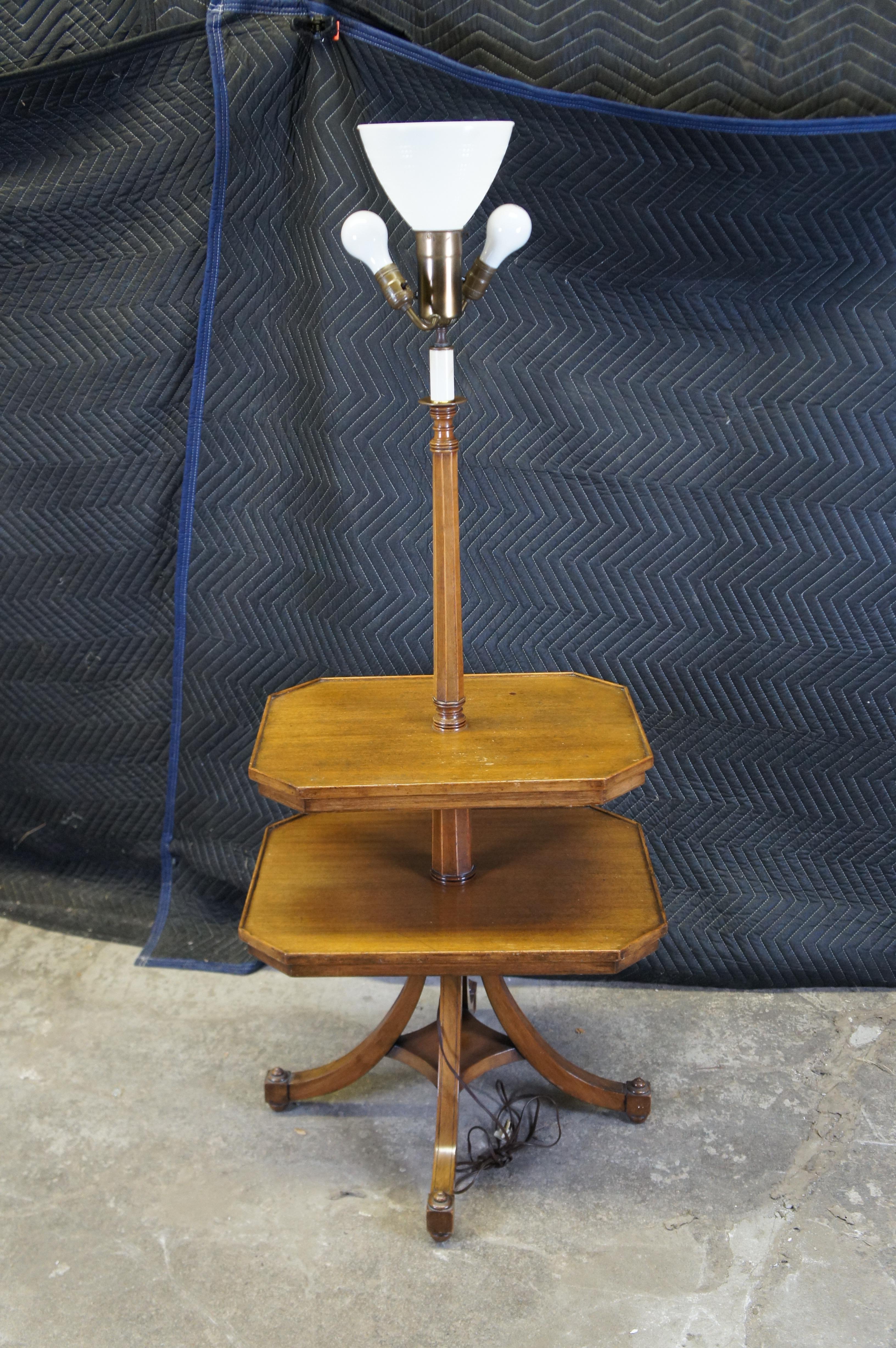Mid Century Französisch Land Nussbaum Tiered 3 Licht Torchiere Stehlampe End Tabelle im Angebot 5