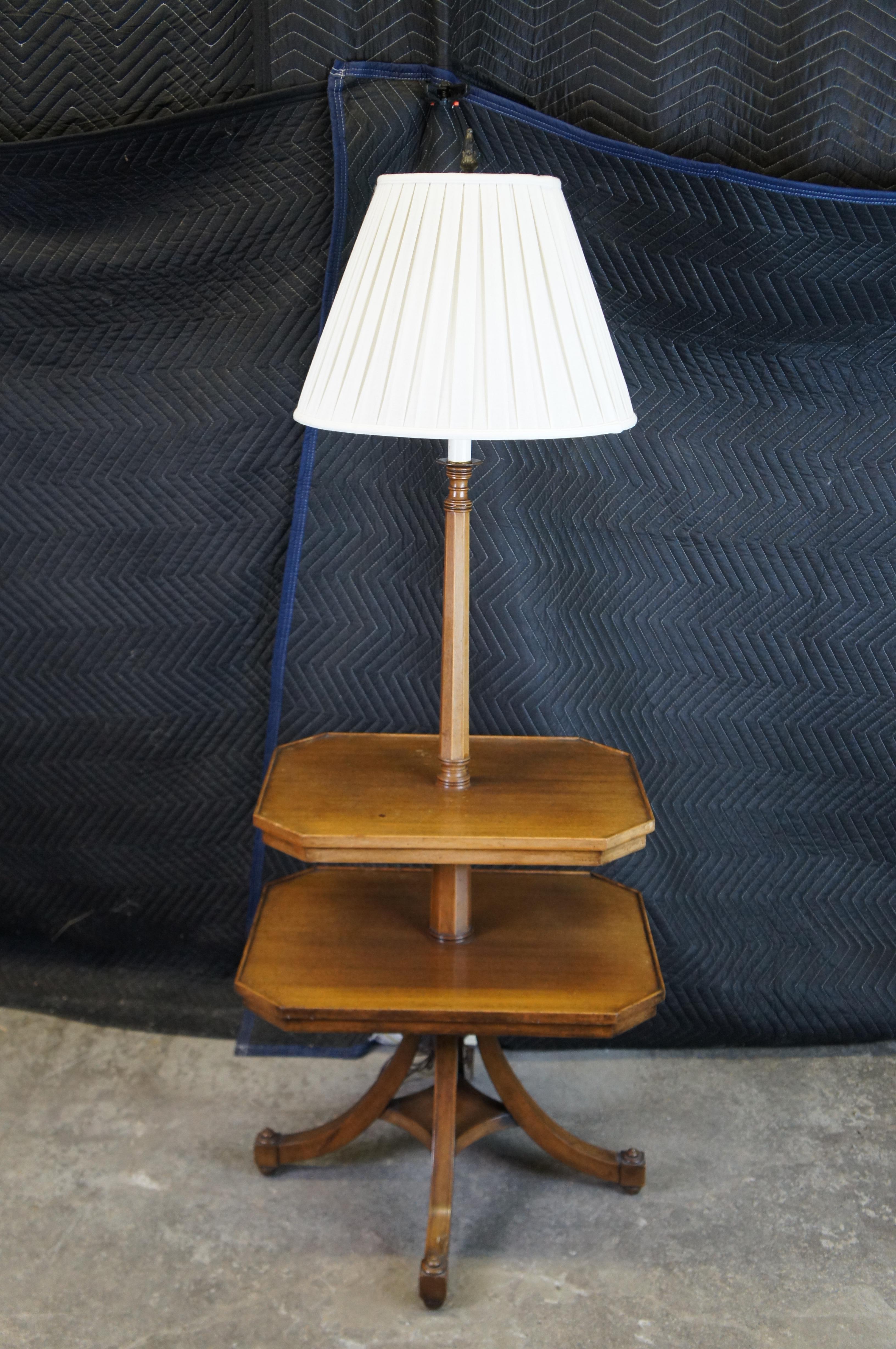 Mid Century Französisch Land Nussbaum Tiered 3 Licht Torchiere Stehlampe End Tabelle im Angebot 6