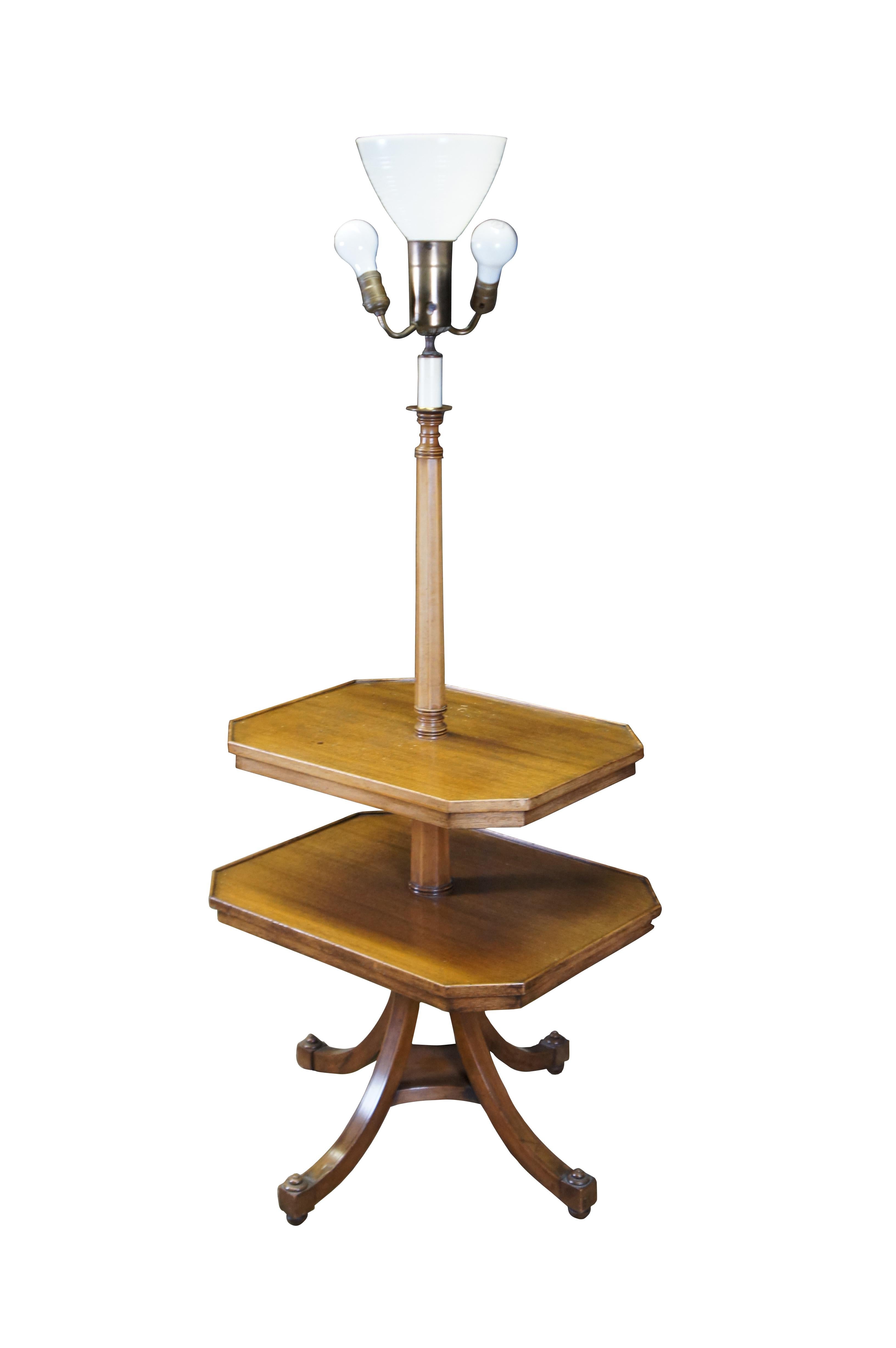 Mid Century Französisch Land Nussbaum Tiered 3 Licht Torchiere Stehlampe End Tabelle (Französische Provence) im Angebot