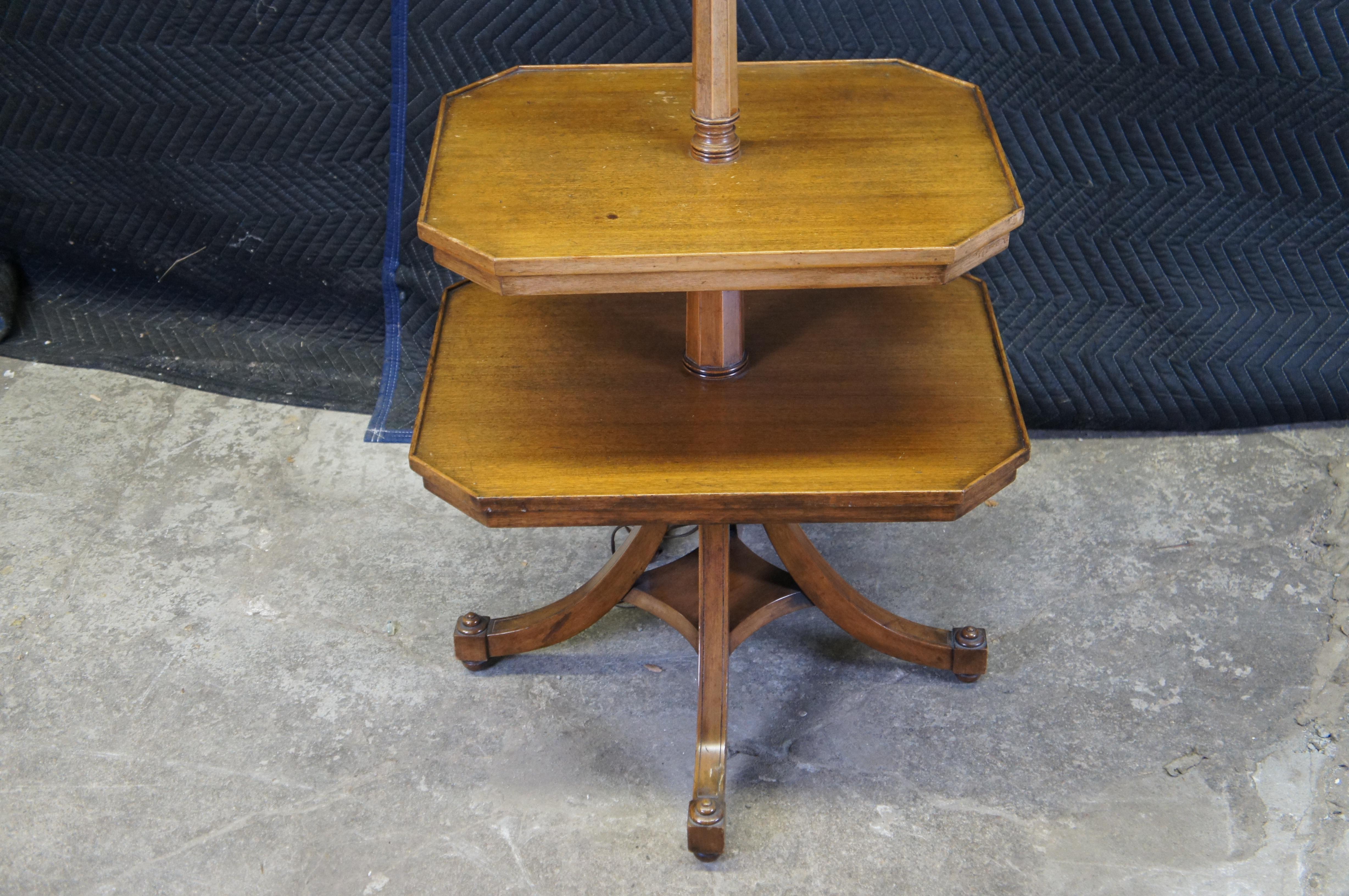 Mid Century Französisch Land Nussbaum Tiered 3 Licht Torchiere Stehlampe End Tabelle im Zustand „Relativ gut“ im Angebot in Dayton, OH