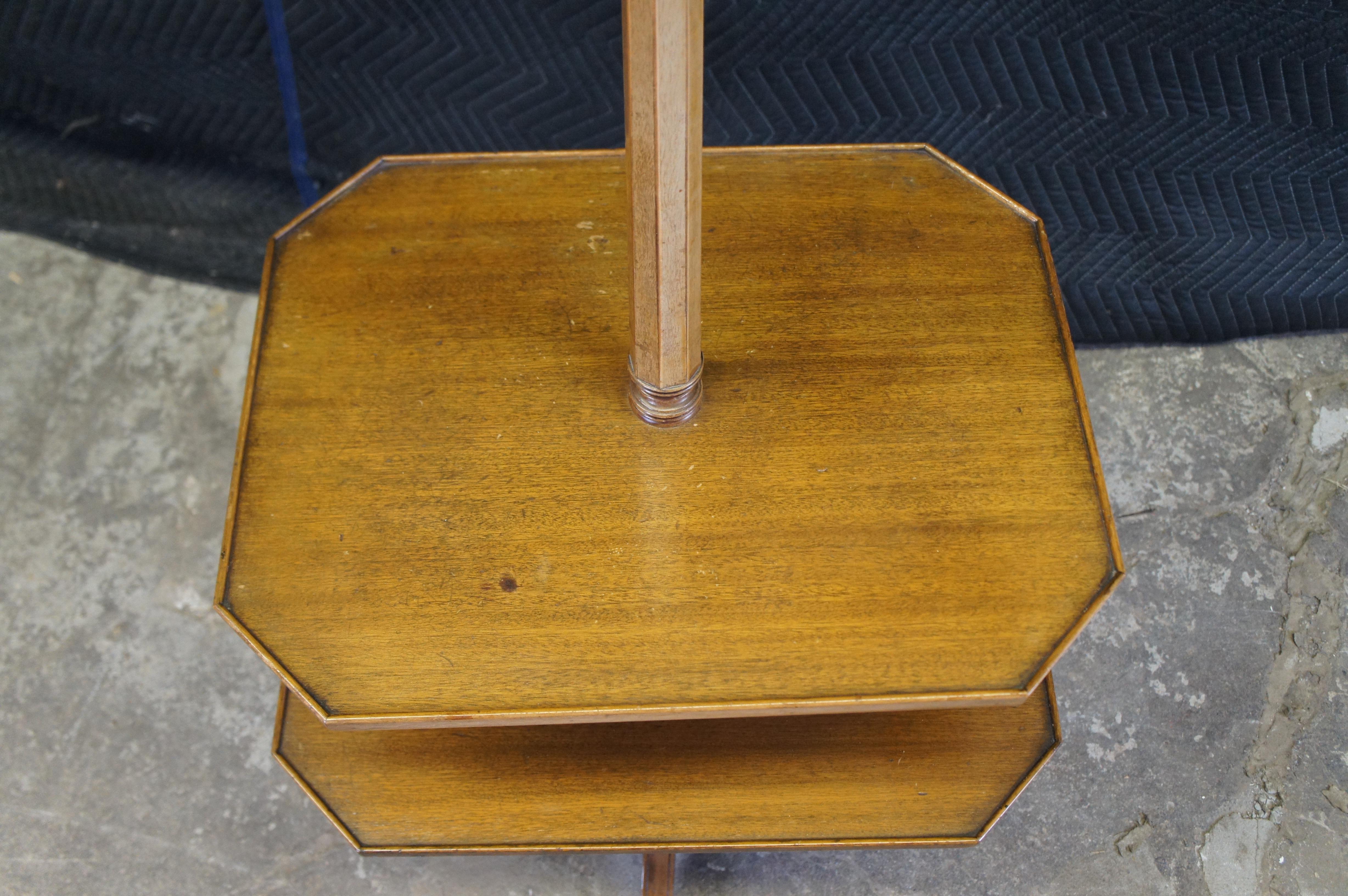 Mid Century Französisch Land Nussbaum Tiered 3 Licht Torchiere Stehlampe End Tabelle (20. Jahrhundert) im Angebot