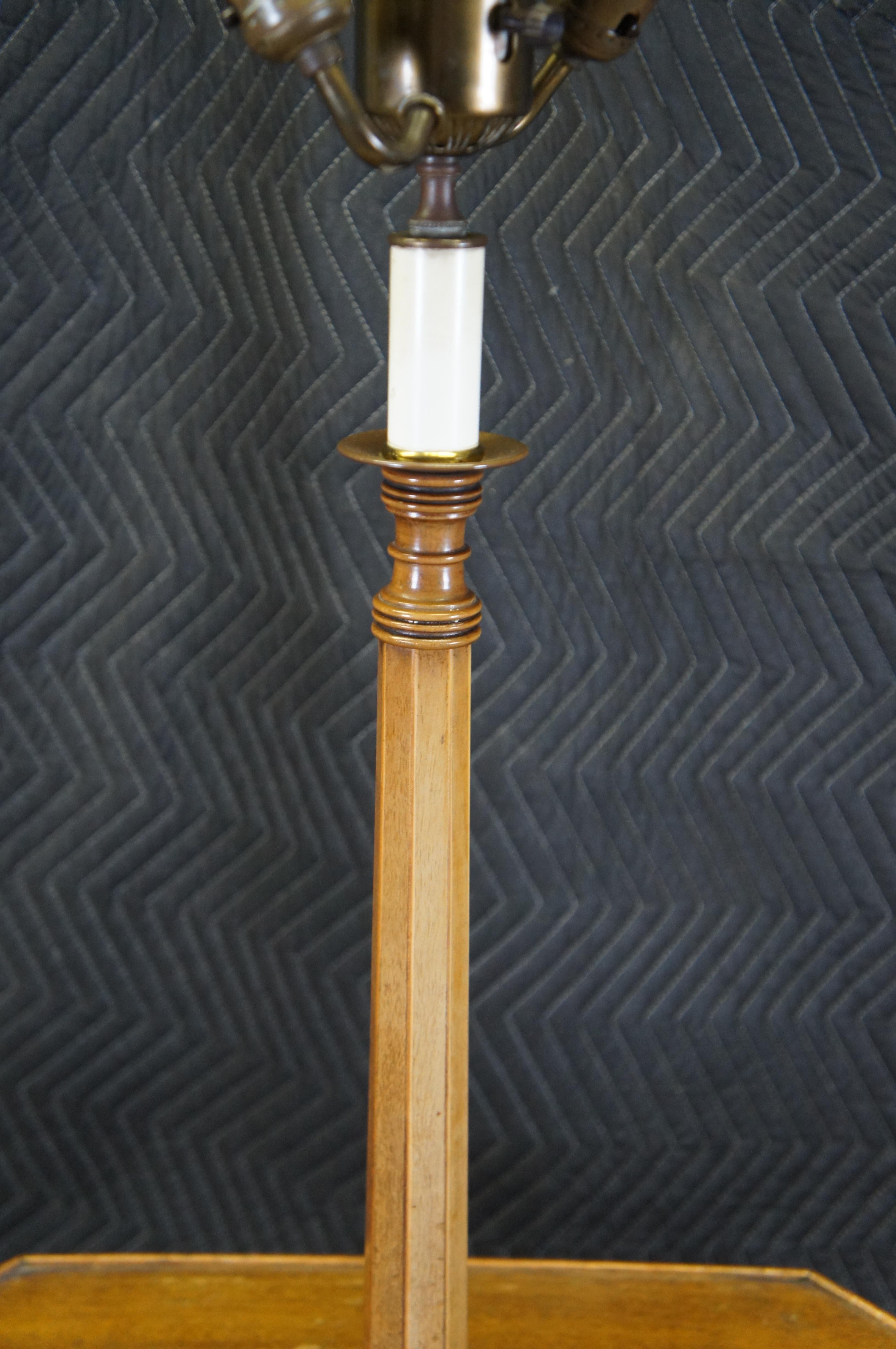 Mid Century Französisch Land Nussbaum Tiered 3 Licht Torchiere Stehlampe End Tabelle (Metall) im Angebot