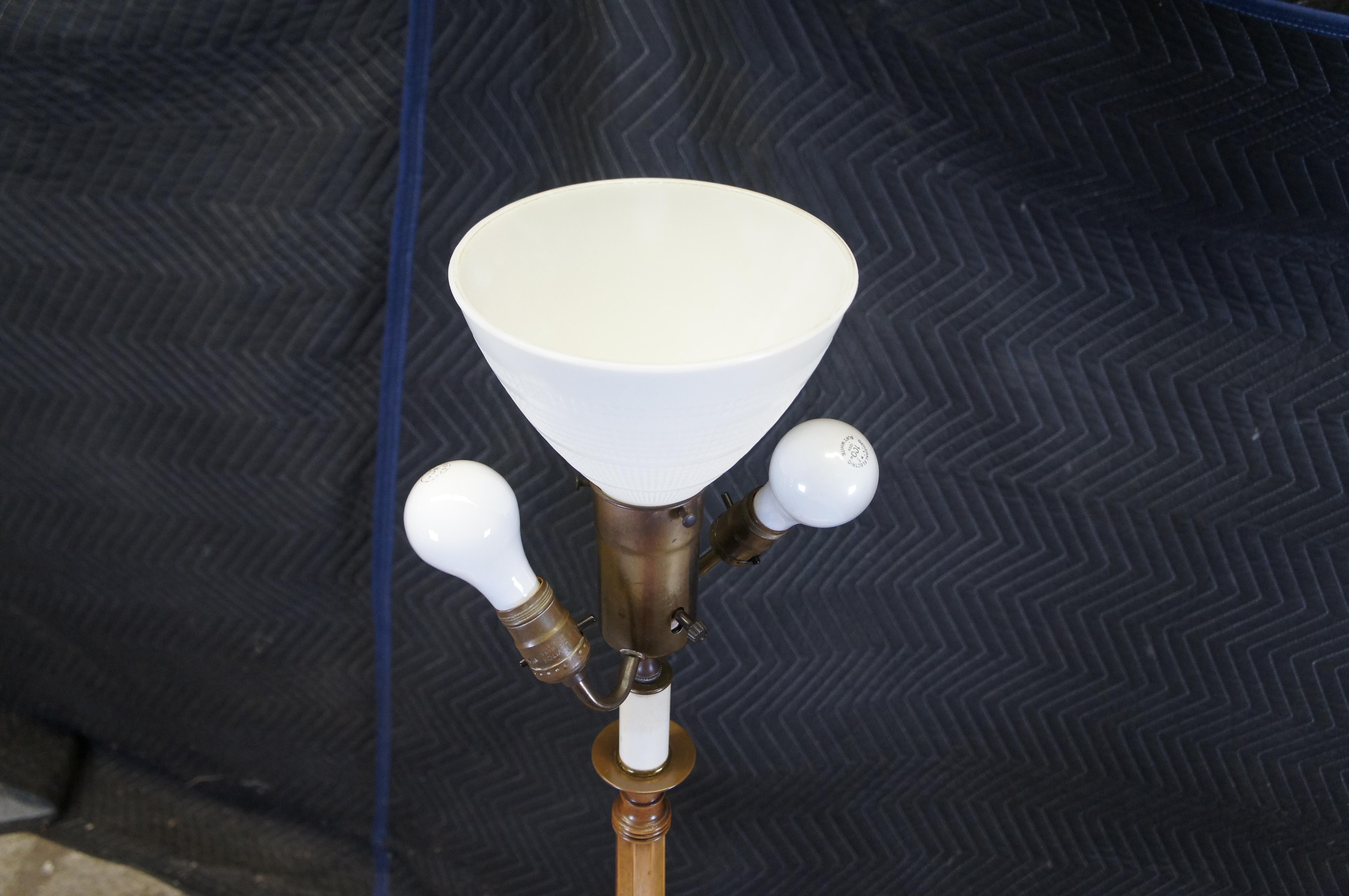 Mid Century Französisch Land Nussbaum Tiered 3 Licht Torchiere Stehlampe End Tabelle im Angebot 1