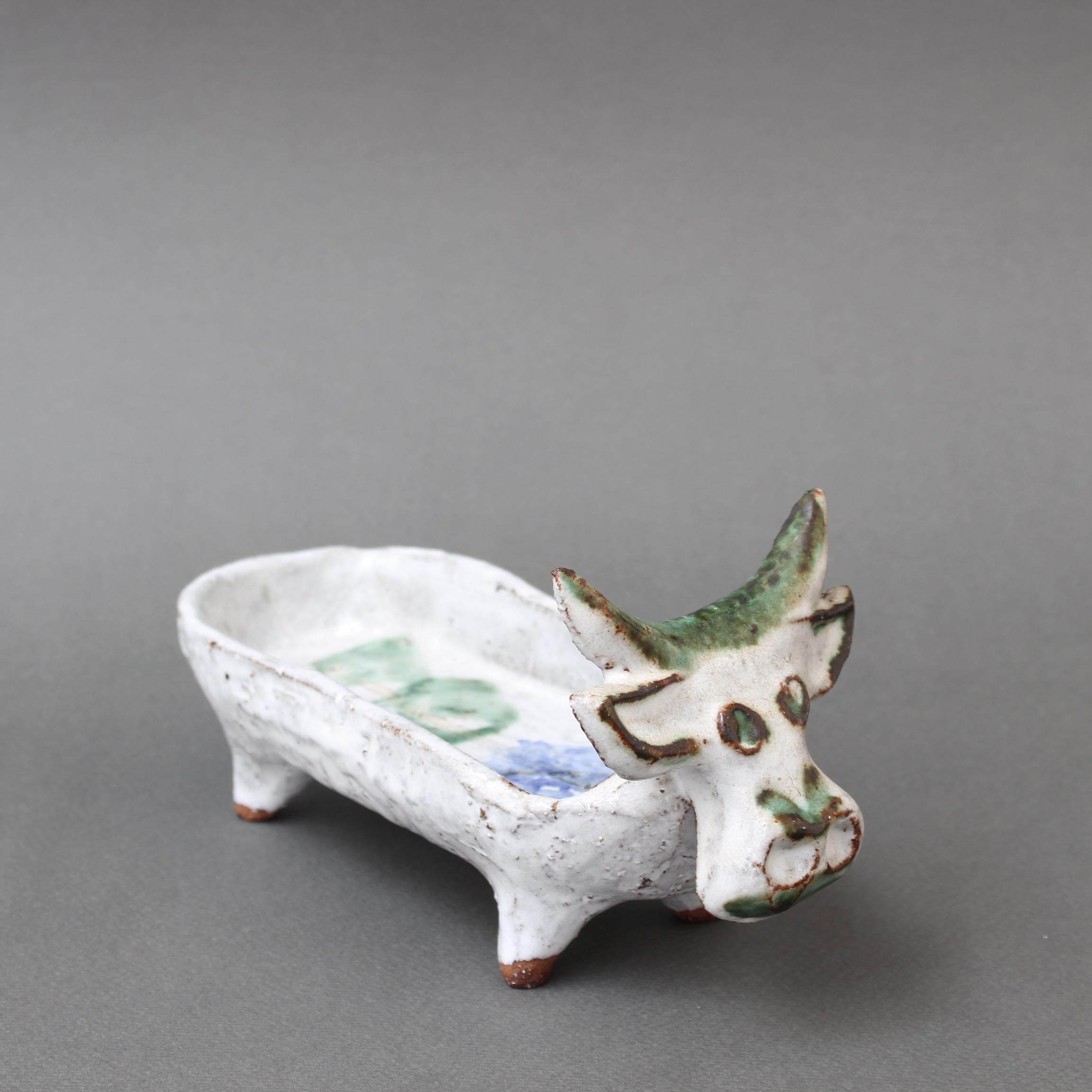 Videopoche in ceramica francese di metà secolo con mucca capricciosa (circa anni '60) di Albert Thiry. Uno smalto bianco gesso fa da sfondo a un motivo floreale colorato nell'incavo centrale del piatto. I segni e la colorazione sono la quintessenza
