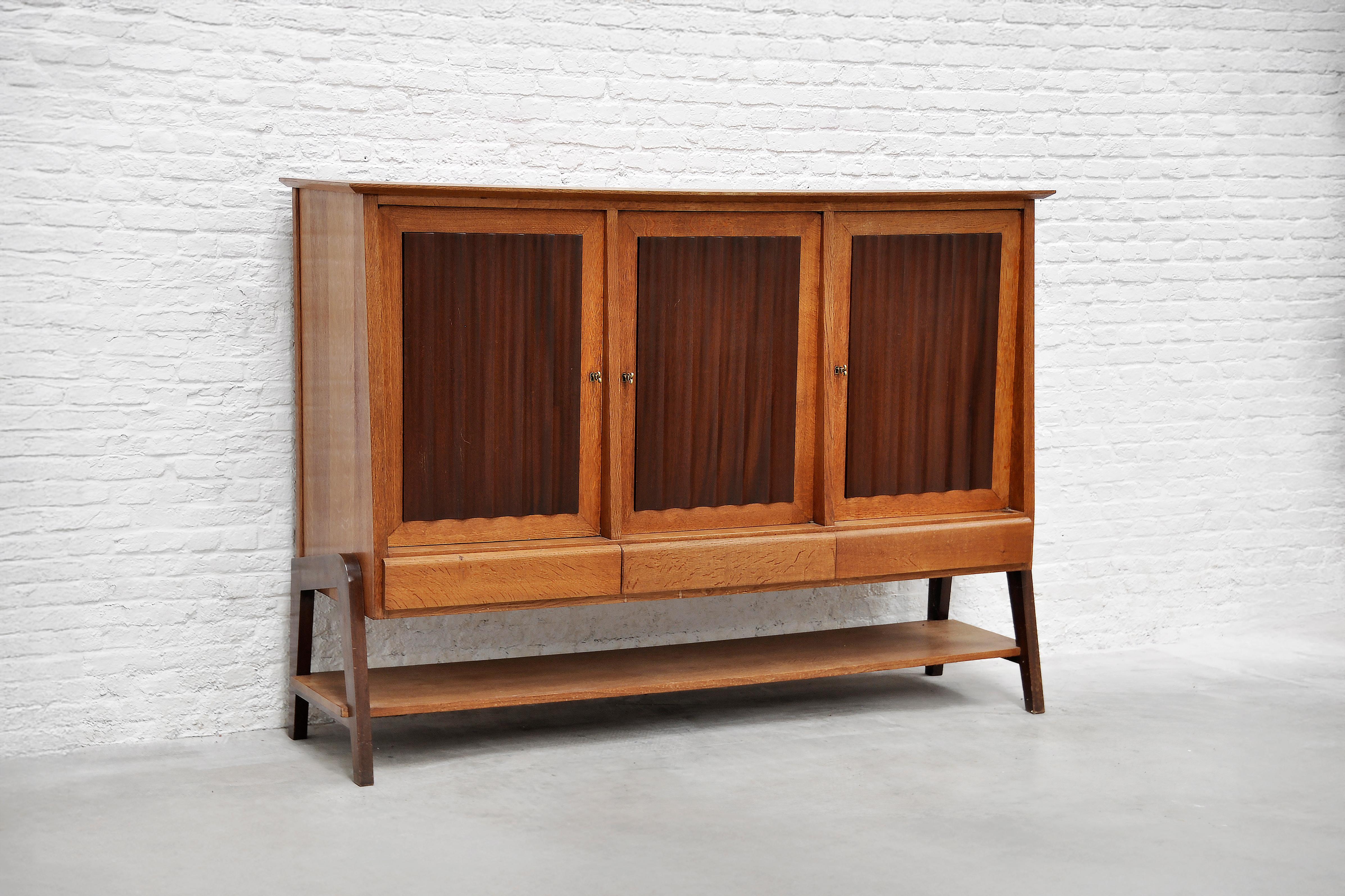 Mid-Century moderno Credenza francese di metà secolo attribuita a Joseph-André Motte, anni '50