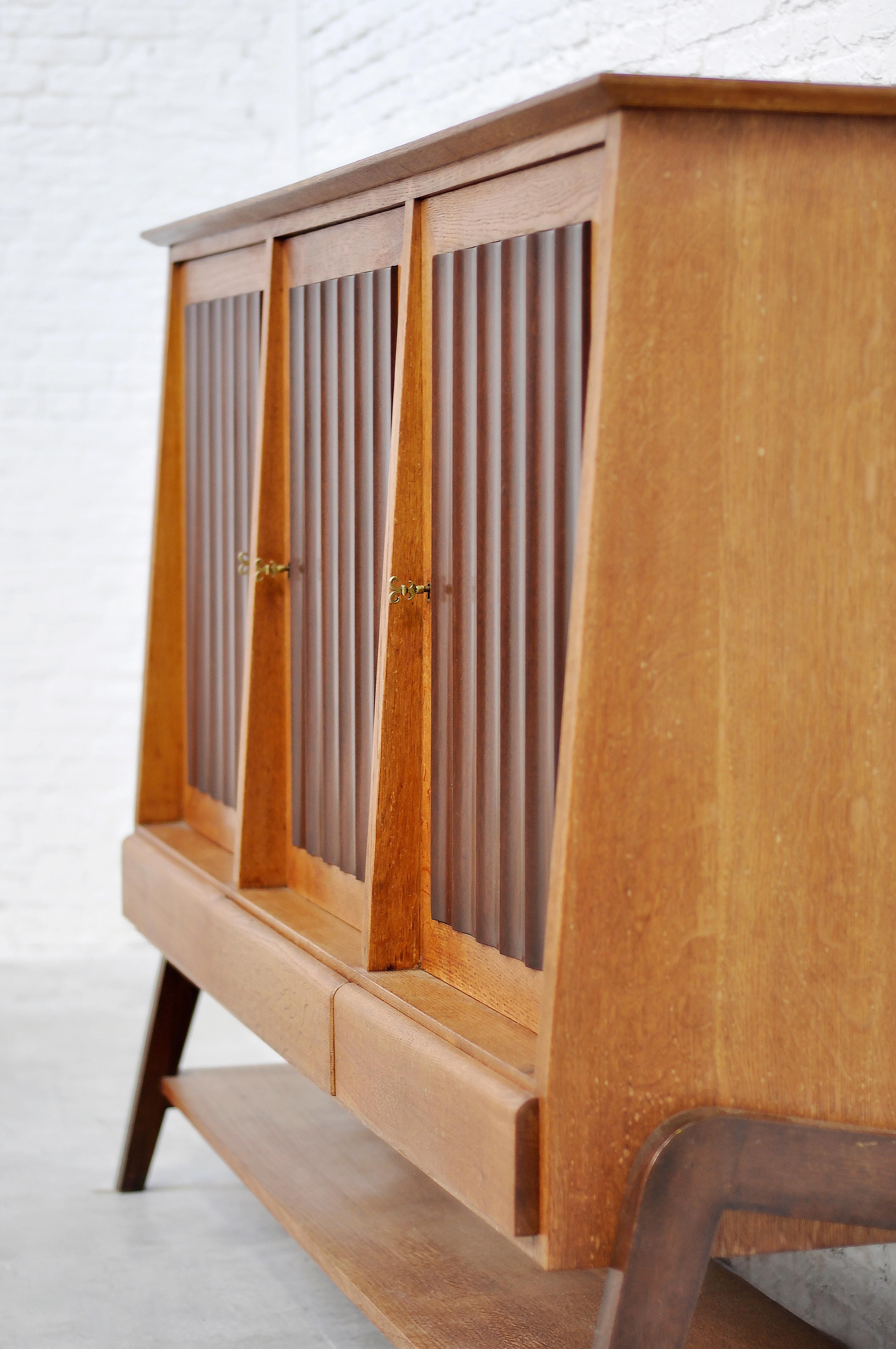 Metà XX secolo Credenza francese di metà secolo attribuita a Joseph-André Motte, anni '50