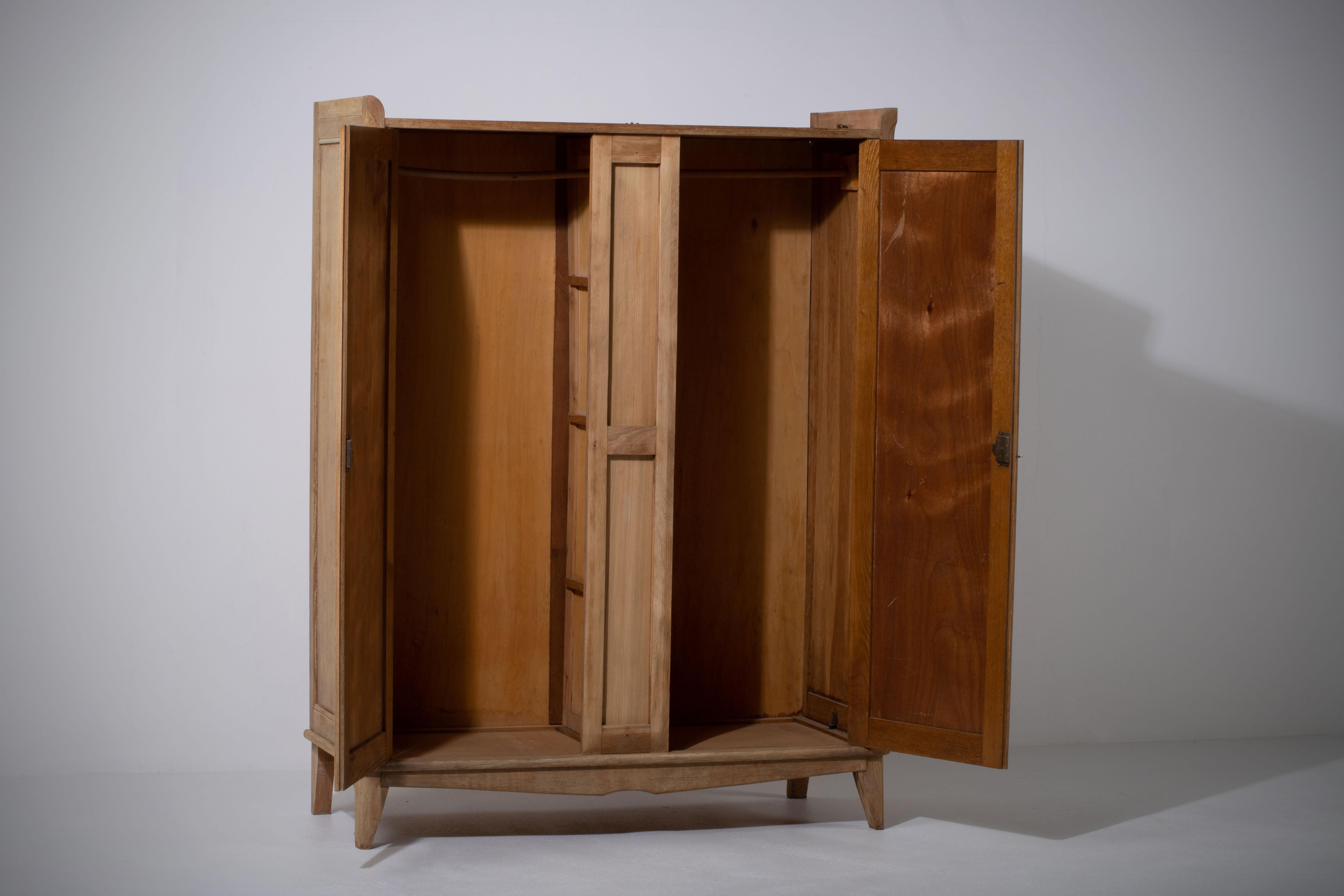 Midcentury French Croisillon-Patterned Natural Oak Armoire In Good Condition In Wiesbaden, DE