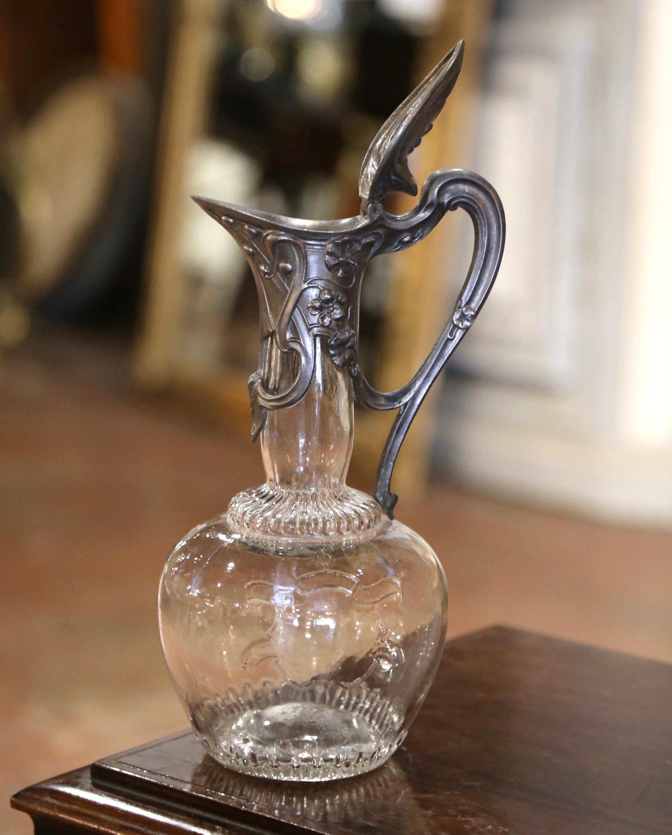 Servi il tuo Bordeaux o Cabernet Sauvignon preferito con stile in questo elegante decanter antico. Realizzata in Francia intorno al 1950, la caraffa in cristallo tagliato poggia su una base rotonda. Il collo alto con manico laterale è dotato di