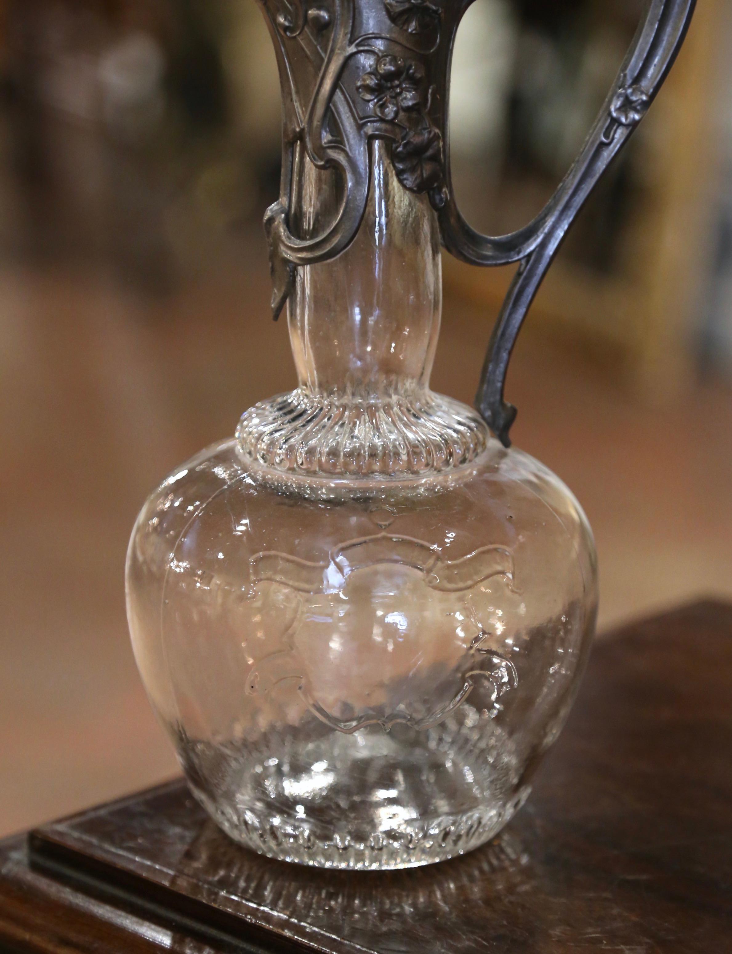Francese Caraffa da vino francese di metà secolo in cristallo e peltro con decorazione a foglie d'acanto in vendita