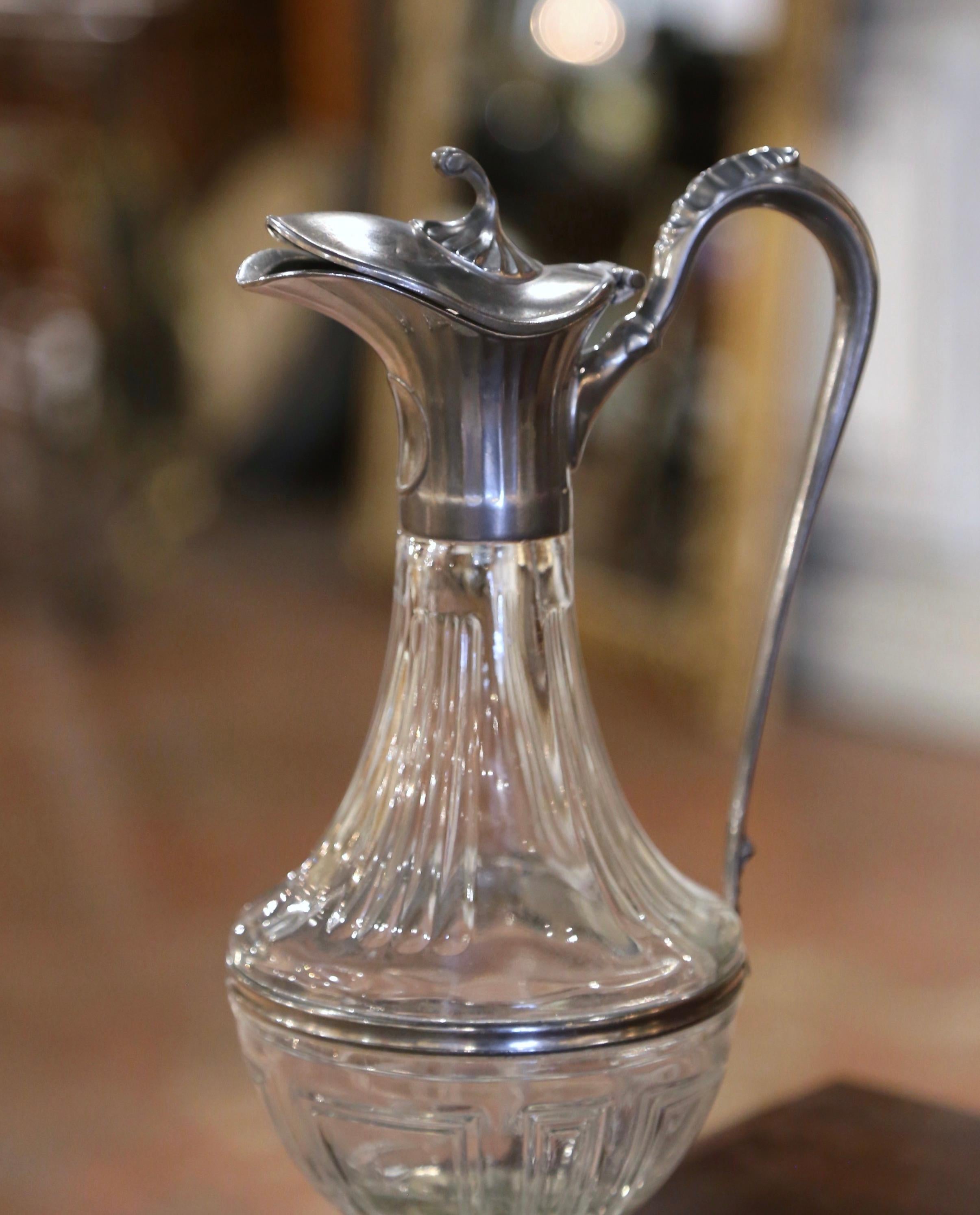 Jarra de Vino de Cristal Francés y Peltre de Mediados de Siglo con Decoración de Hoja de Acanto Hecho a mano en venta