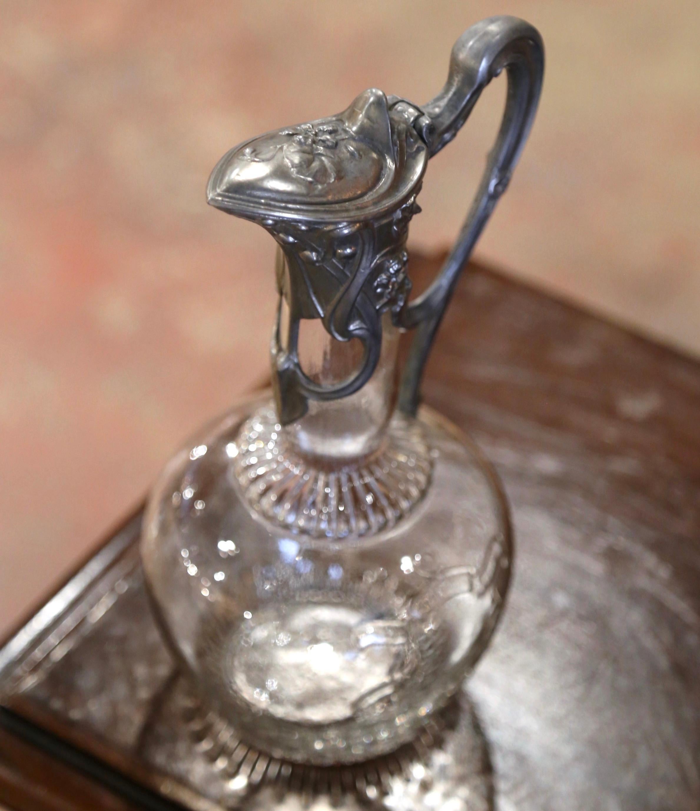 Fatto a mano Caraffa da vino francese di metà secolo in cristallo e peltro con decorazione a foglie d'acanto in vendita