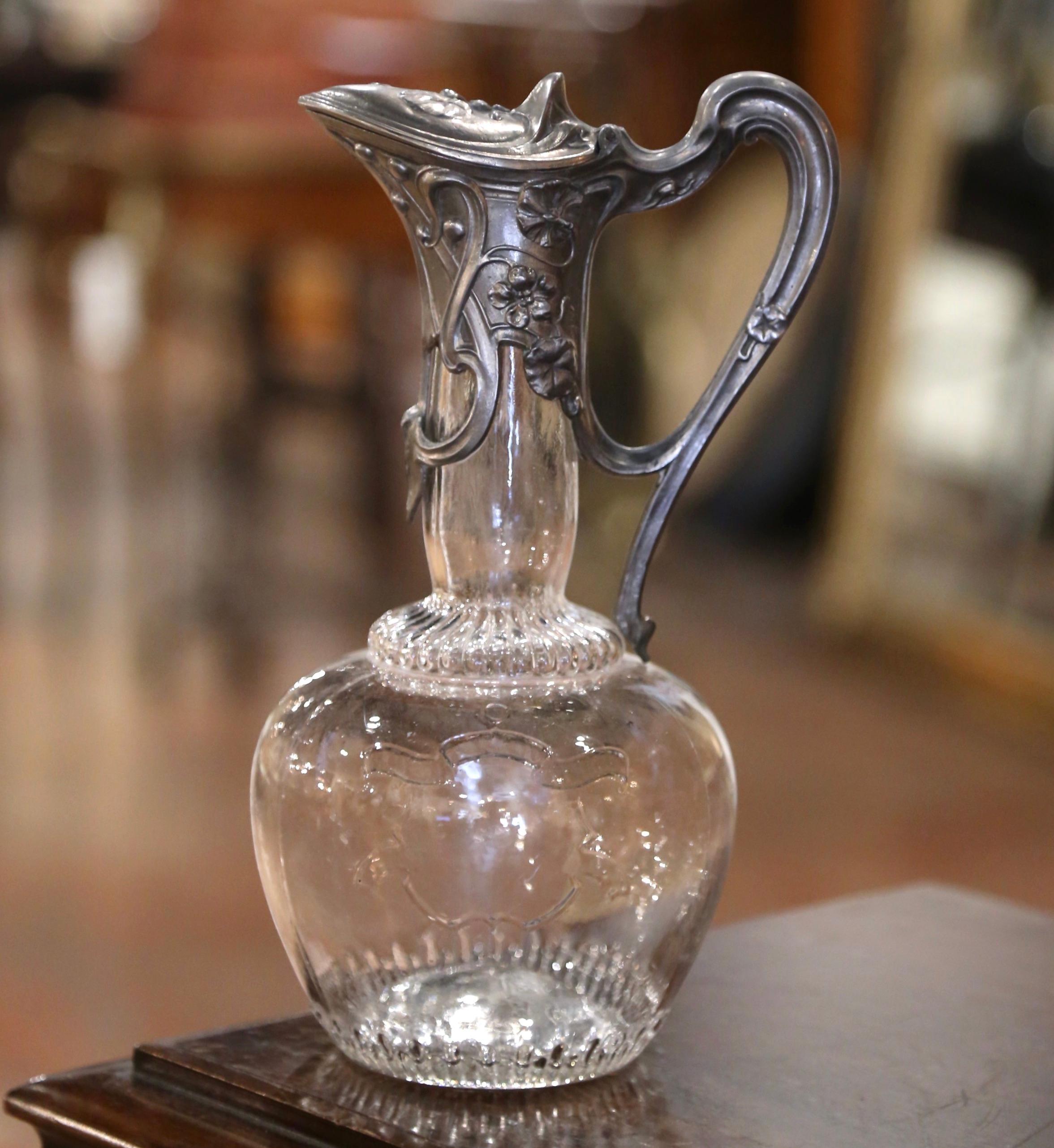 Caraffa da vino francese di metà secolo in cristallo e peltro con decorazione a foglie d'acanto In condizioni ottime in vendita a Dallas, TX