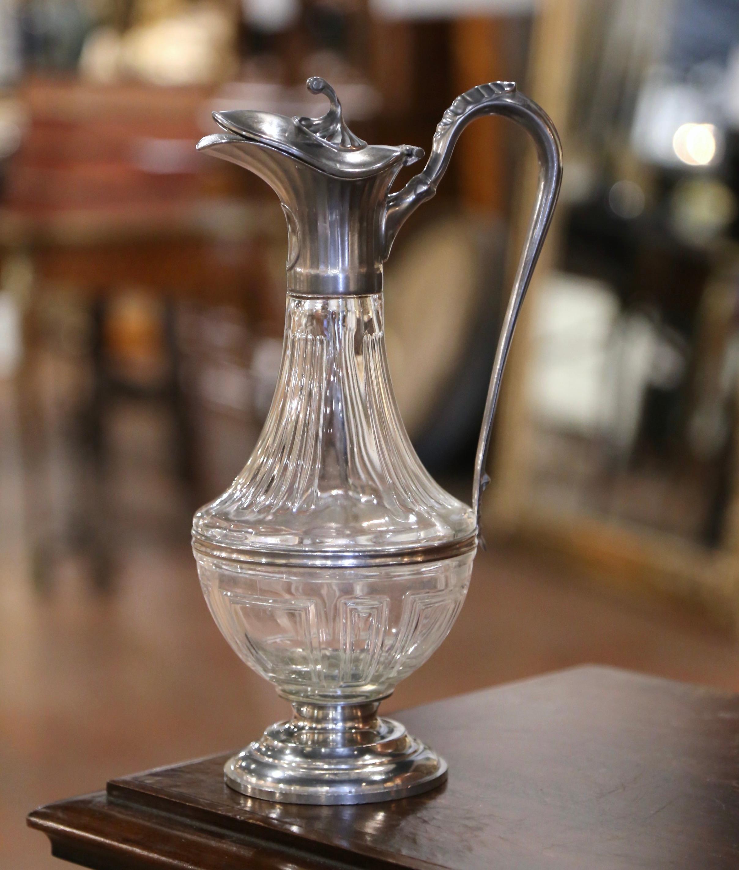 Jarra de Vino de Cristal Francés y Peltre de Mediados de Siglo con Decoración de Hoja de Acanto siglo XX en venta