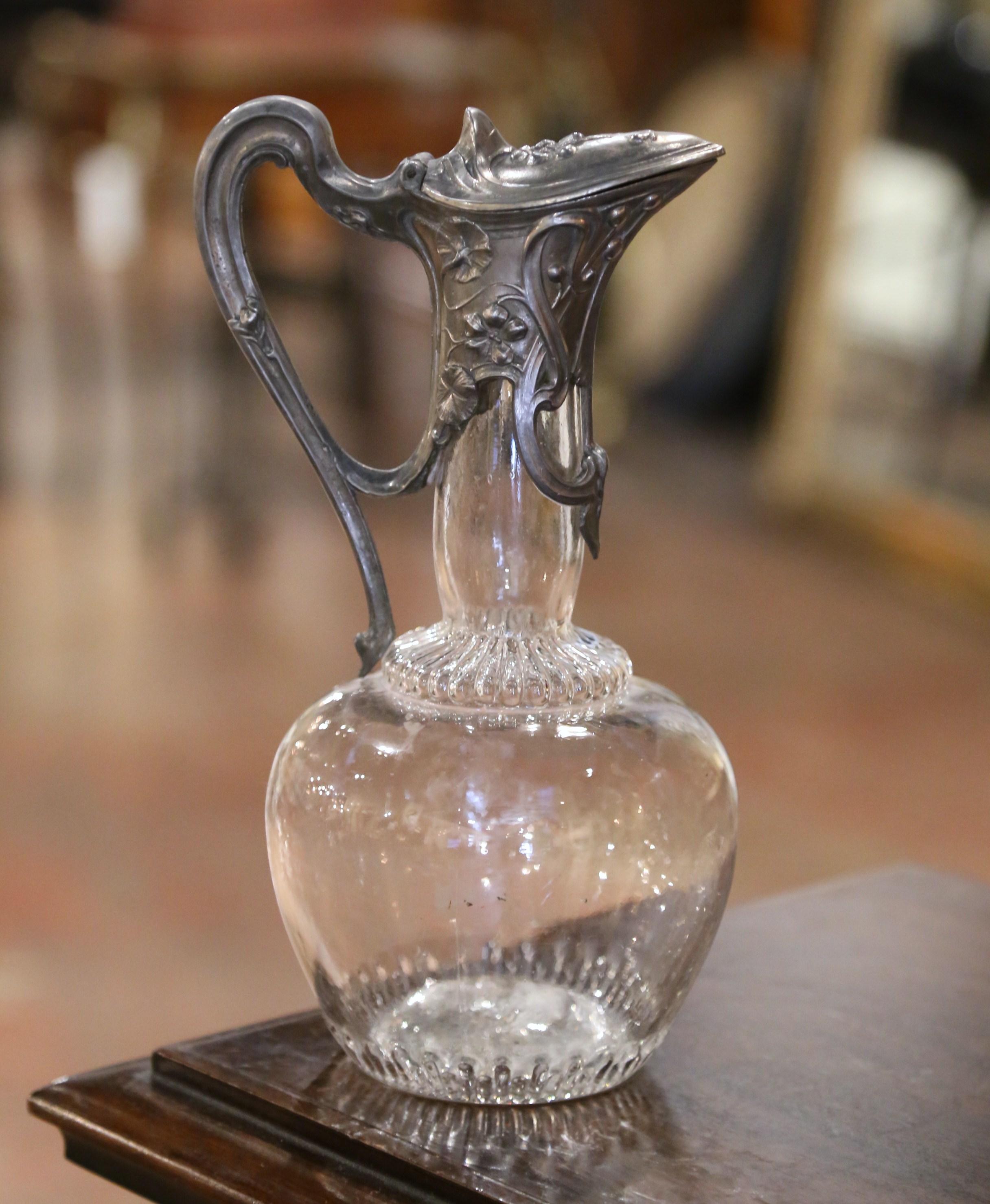 XX secolo Caraffa da vino francese di metà secolo in cristallo e peltro con decorazione a foglie d'acanto in vendita