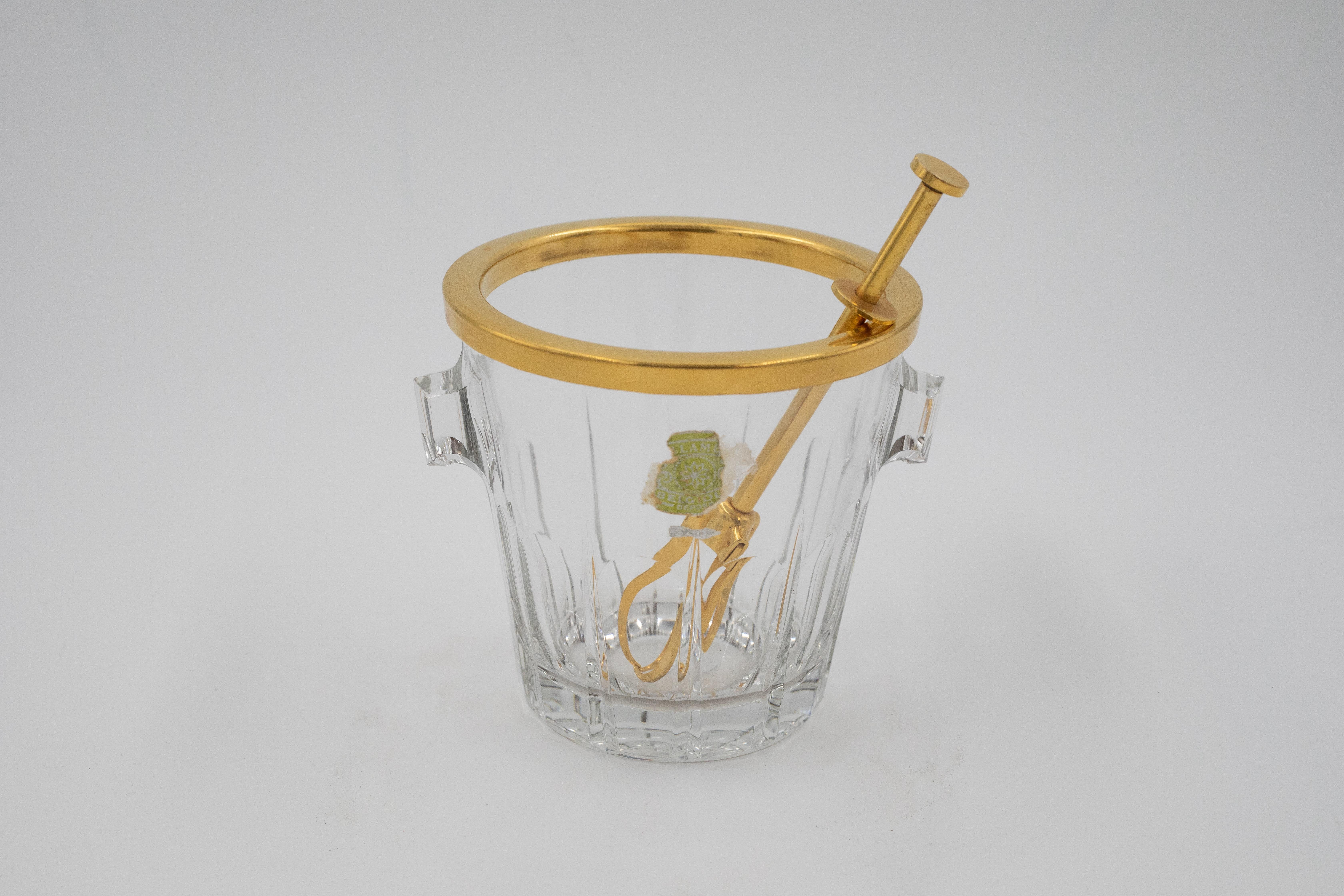 Eiskübel aus geschliffenem französischem Kristall mit vergoldetem Messingrand und Zange aus der Jahrhundertmitte im Zustand „Gut“ im Angebot in North Charleston, SC