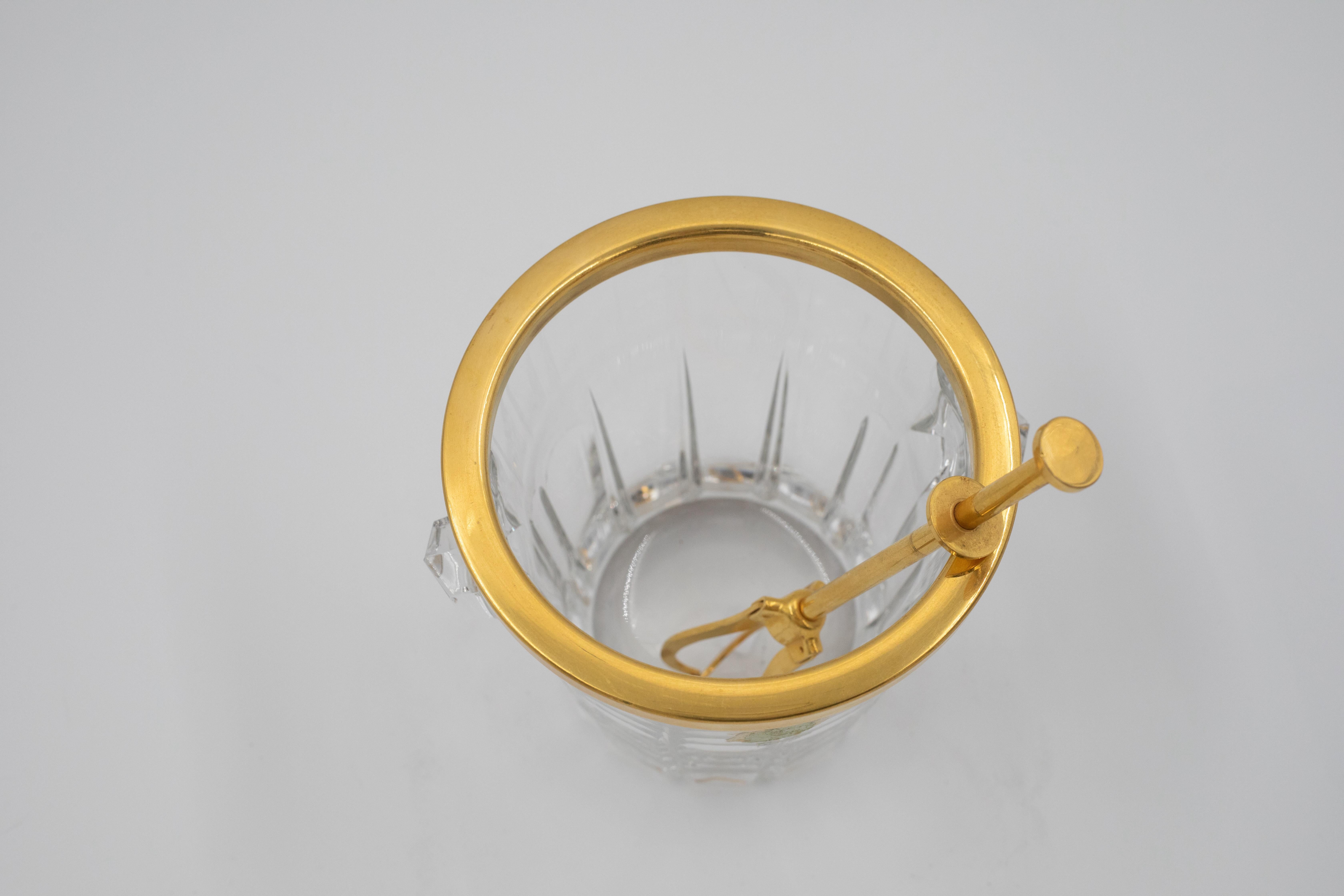 Eiskübel aus geschliffenem französischem Kristall mit vergoldetem Messingrand und Zange aus der Jahrhundertmitte (20. Jahrhundert) im Angebot