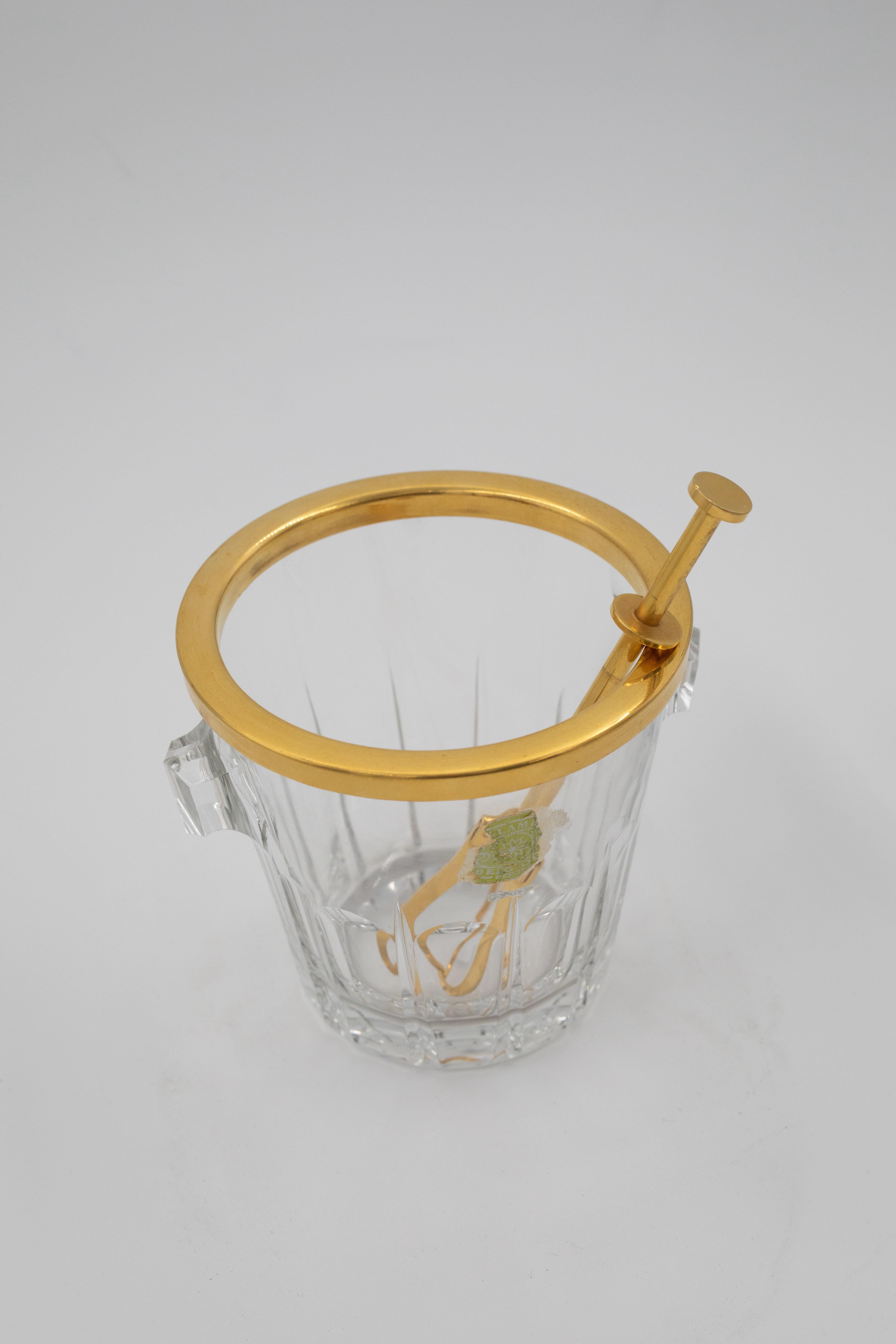 Eiskübel aus geschliffenem französischem Kristall mit vergoldetem Messingrand und Zange aus der Jahrhundertmitte (Glas) im Angebot