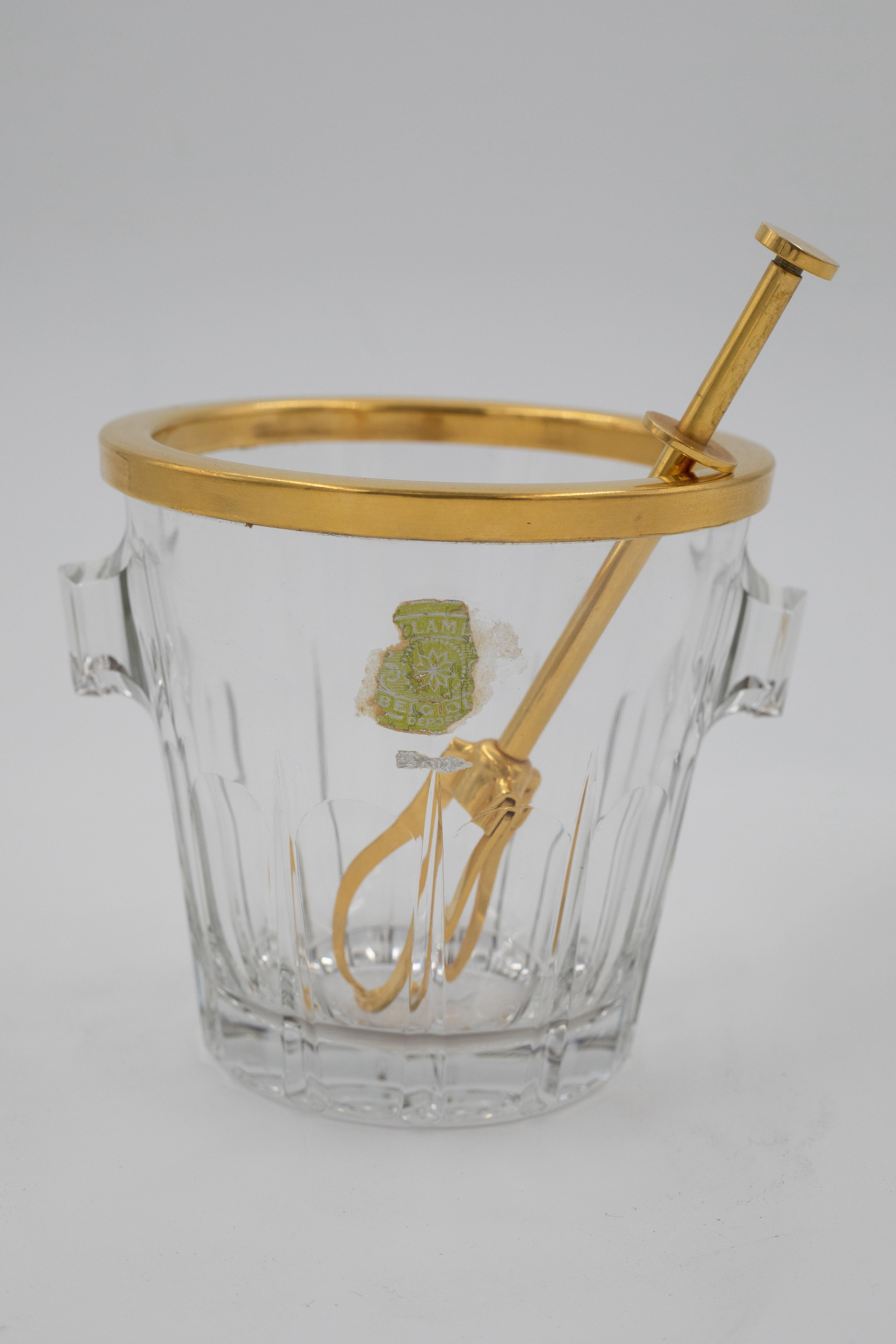 Eiskübel aus geschliffenem französischem Kristall mit vergoldetem Messingrand und Zange aus der Jahrhundertmitte im Angebot 1