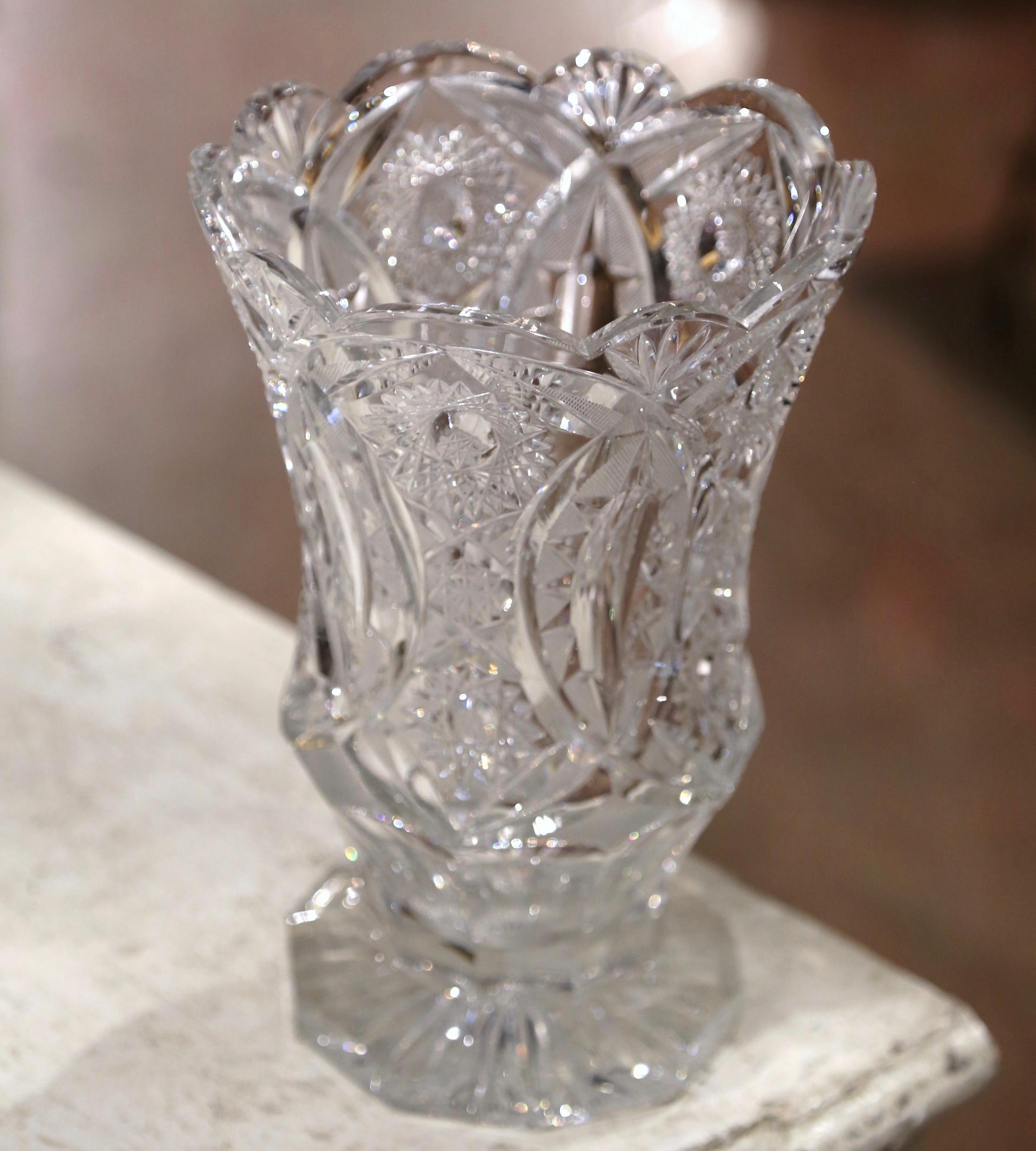 Französische Vase aus geschliffenem Kristall aus der Jahrhundertmitte mit geätzten geometrischen und floralen Motiven (Neoklassisch) im Angebot