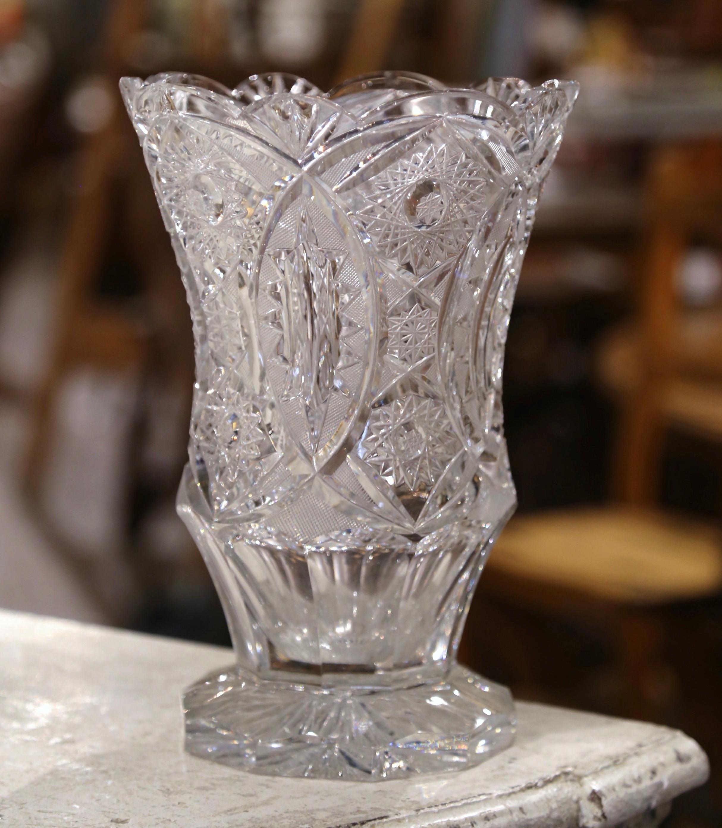 Französische Vase aus geschliffenem Kristall aus der Jahrhundertmitte mit geätzten geometrischen und floralen Motiven (20. Jahrhundert) im Angebot