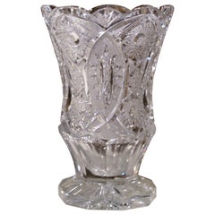 Jarrón de cristal tallado francés de mediados de siglo con motivos geométricos y florales grabados