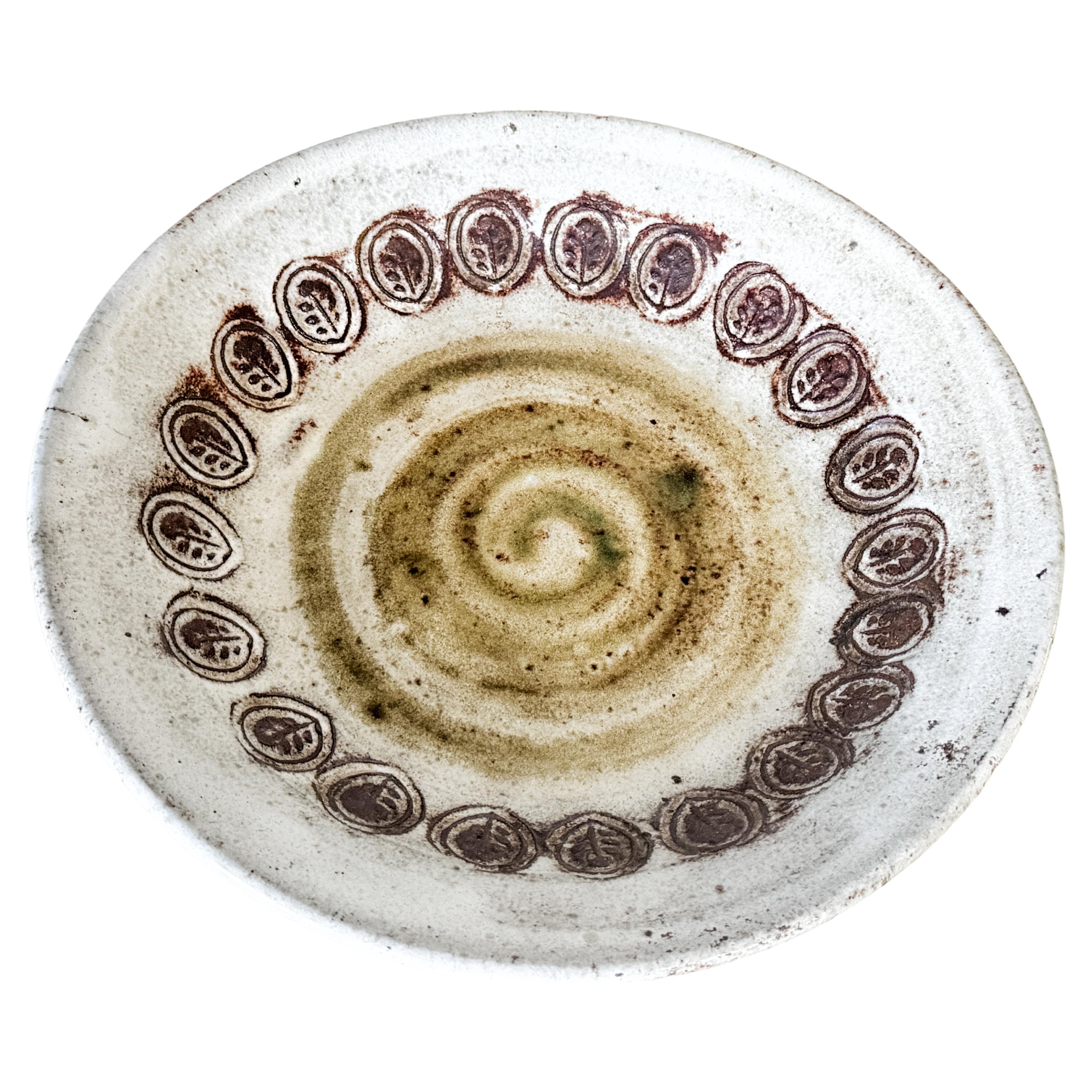 Plat décoratif en céramique française  (c. 1960) par Albert Thiry. Plat en céramique en forme de bateau, à l'extérieur émaillé blanc laiteux. A l'intérieur du plat, on retrouve la même glaçure de base mélangée à des motifs de chardons en brun et