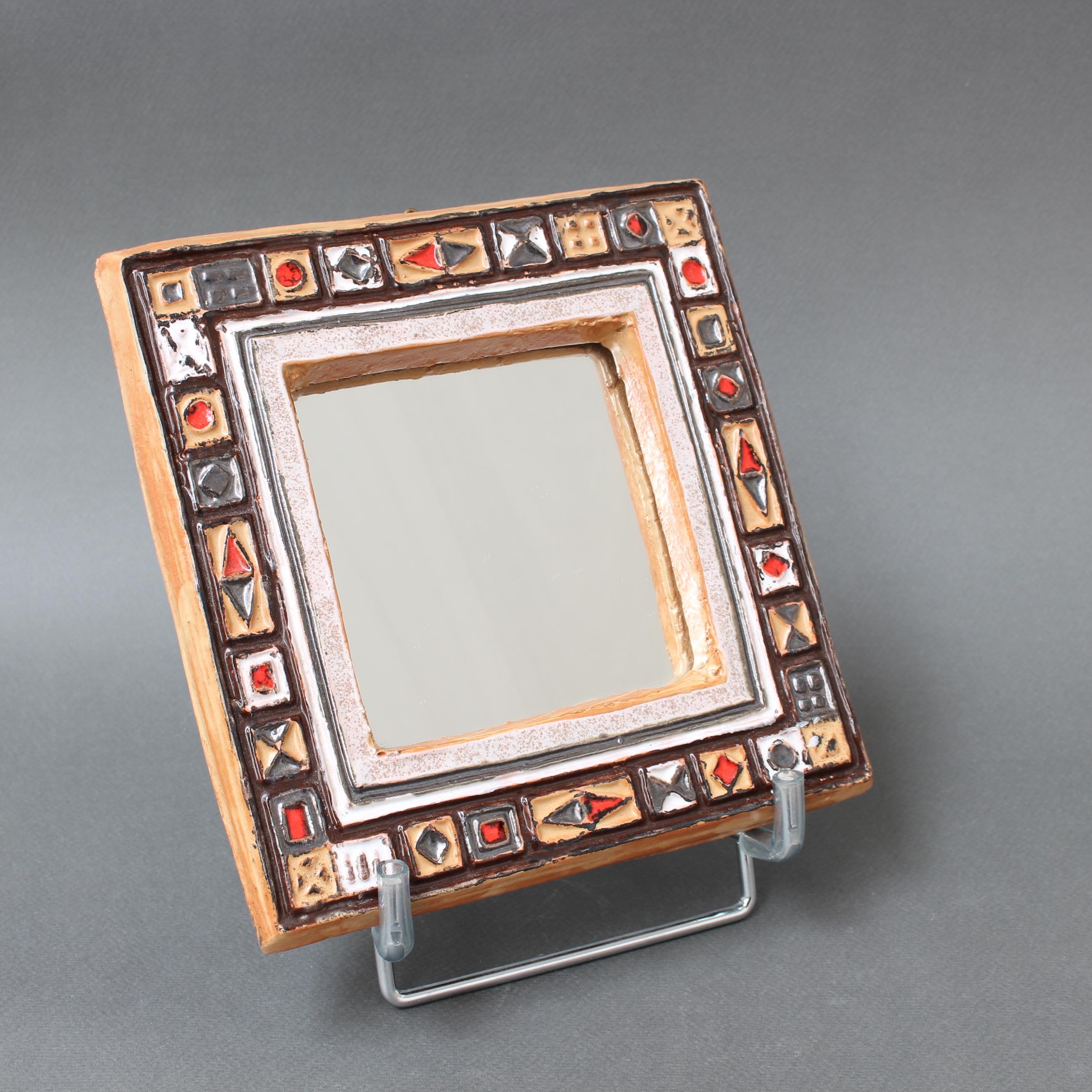 Espejo decorativo francés de cerámica de mediados de siglo atribuido a Atelier Les Cyclades, Anduze, Francia (circa años 60-70). Contemporáneo de Mithé Espelt y François Lembo, Joseph Zobel creó este marco de cerámica con formas decorativas