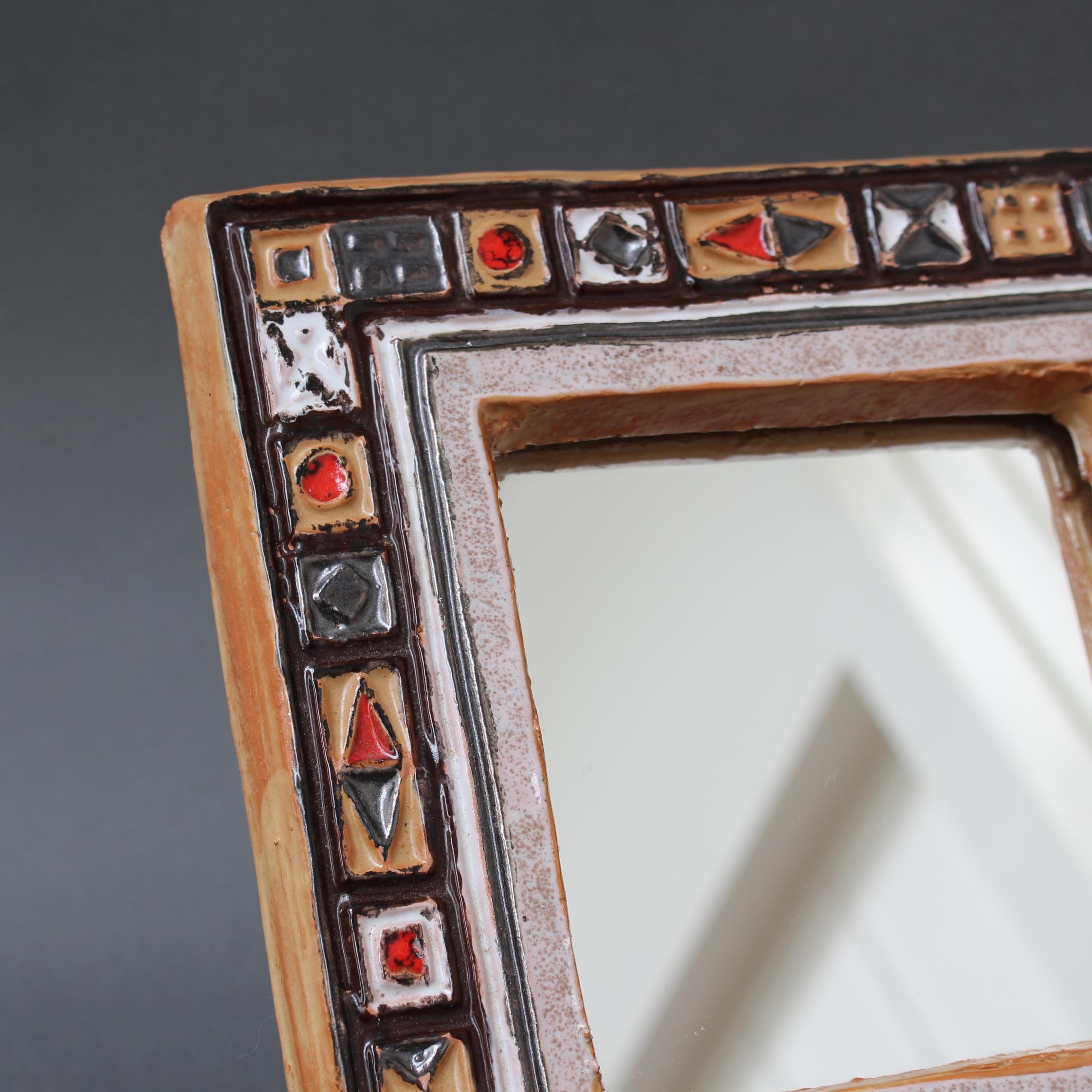 Espejo de cerámica decorativo francés de mediados de siglo atribuido al Atelier Les Cyclades en venta 1