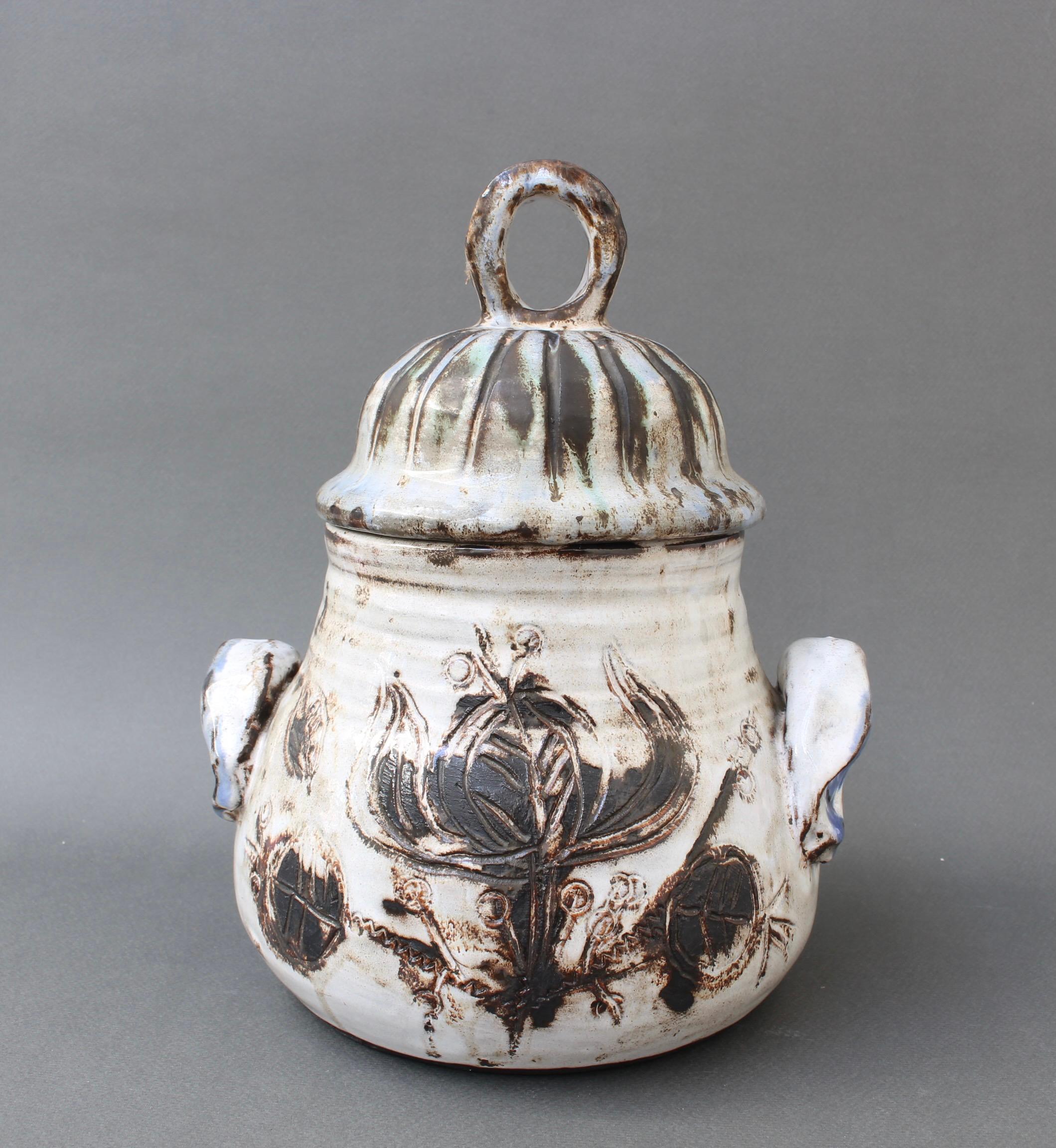 Vasija de barro decorativa francesa vintage de Albert Thiry (hacia la década de 1960). Cuerpo en forma de pera con decoración incisa de motivos florales. Un esmalte blanco cremoso cubre el cuerpo con reflejos verdes y azules y salpicaduras de marrón