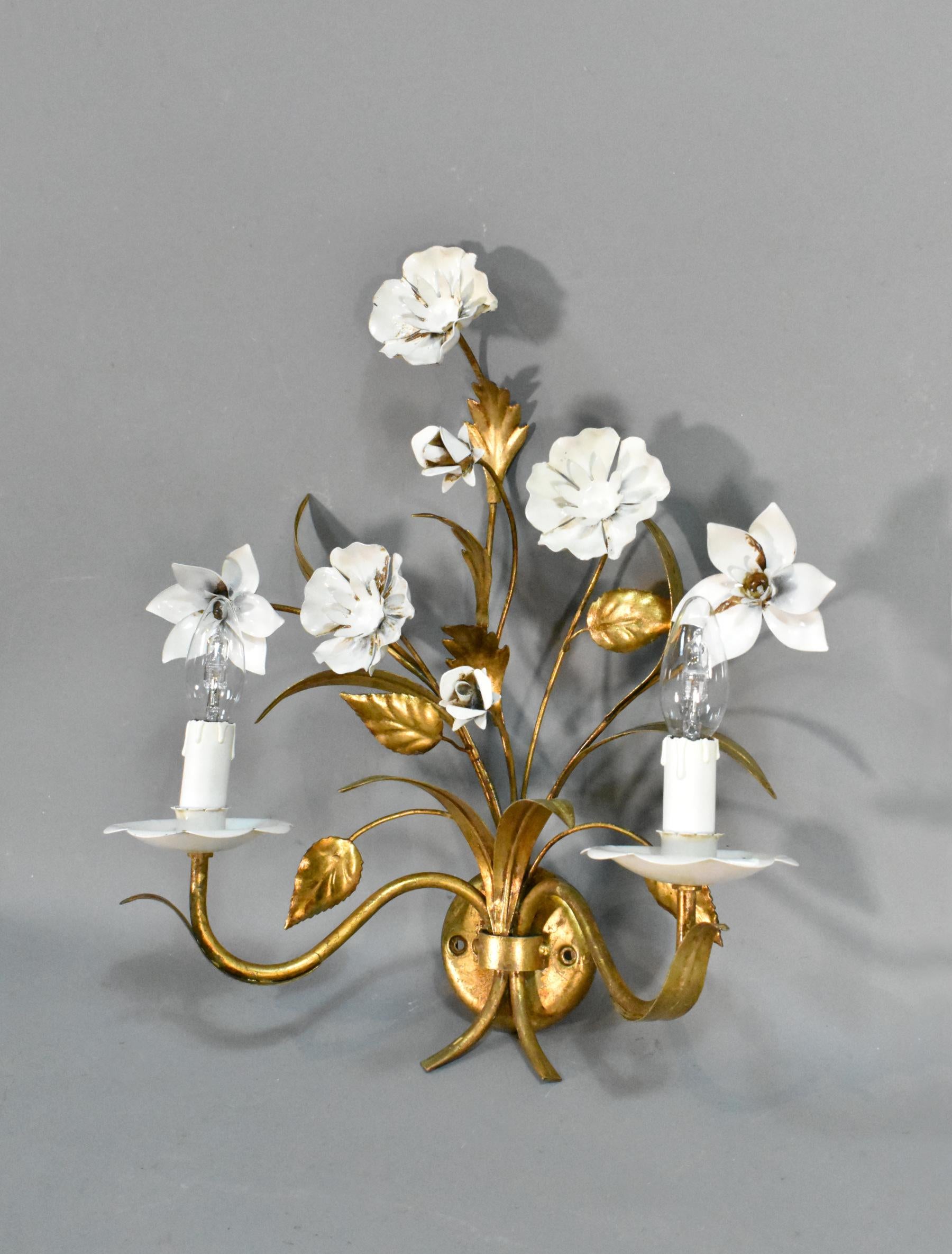 Hollywood Regency Mid-Century French Decorative Floral Toleware Wall Light For Sale