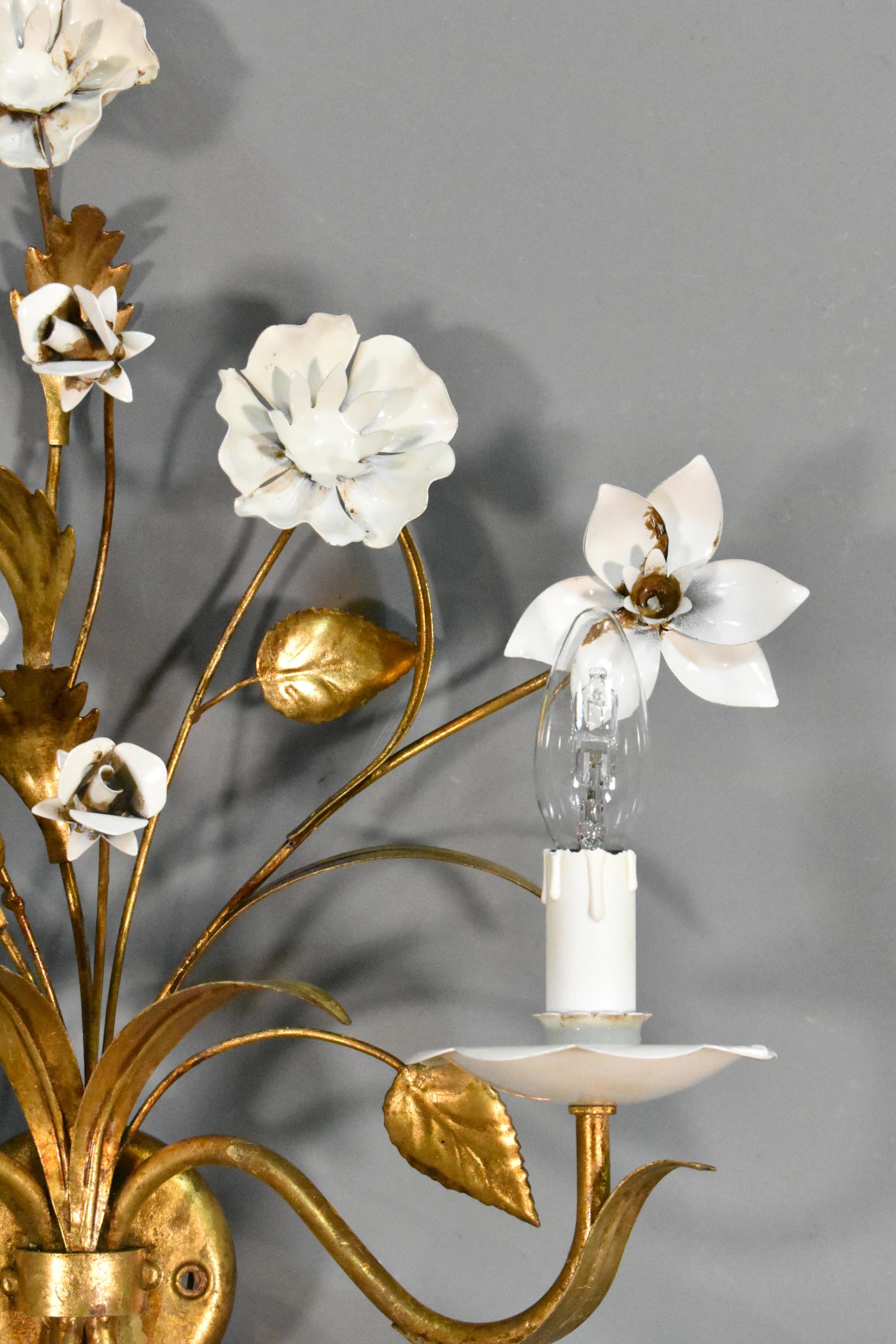 Mid-Century French Decorative Floral Toleware Wall Light In Good Condition For Sale In SAINTE-COLOMBE, FR