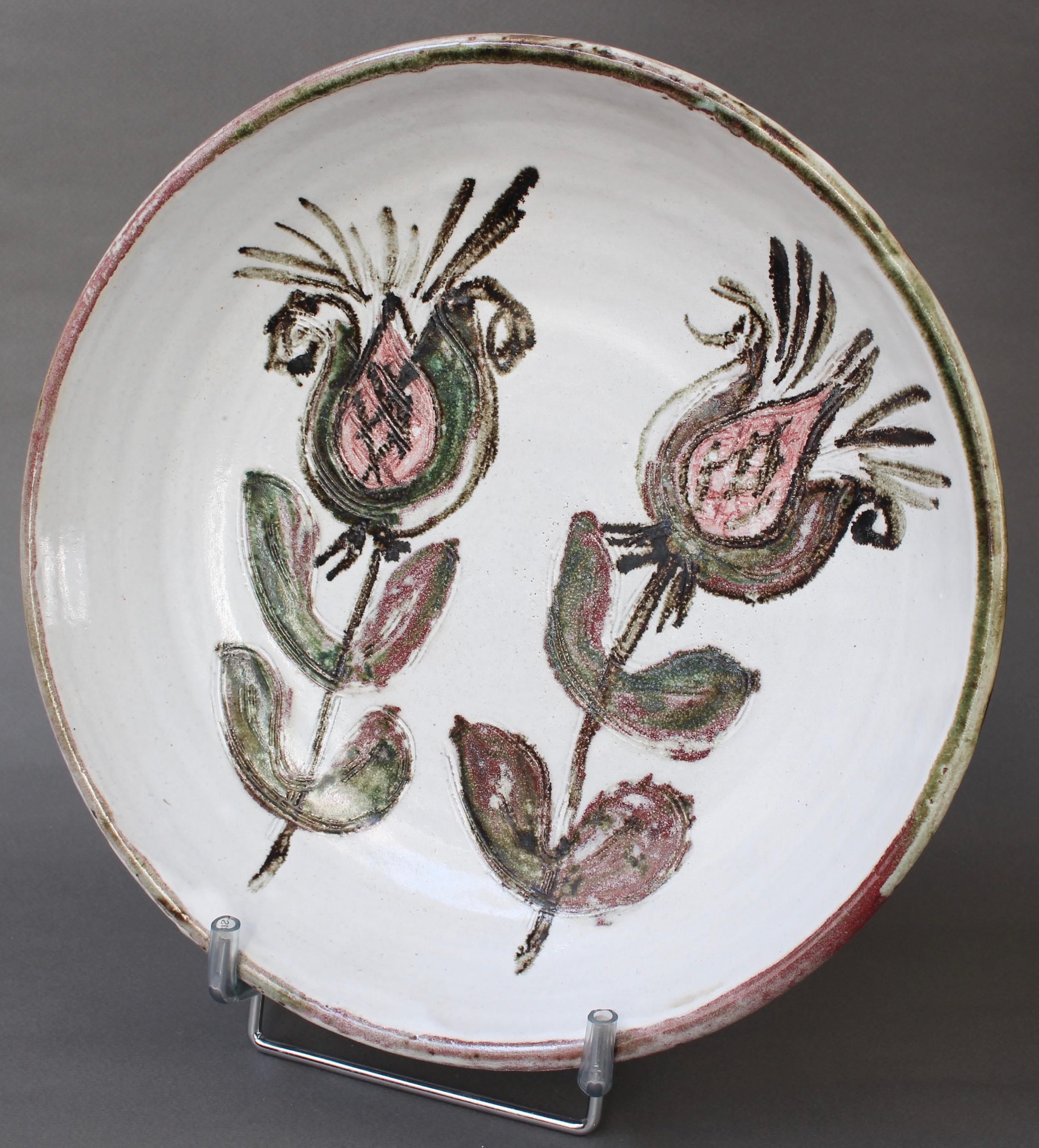 Mid-century decorative platter (circa 1960s) by Albert Thiry. A pristine white glaze provides the backdrop for a colourful thistle motif in the centre recess. The rim is an earthy green with patches of mulberry-red complementing decor in the