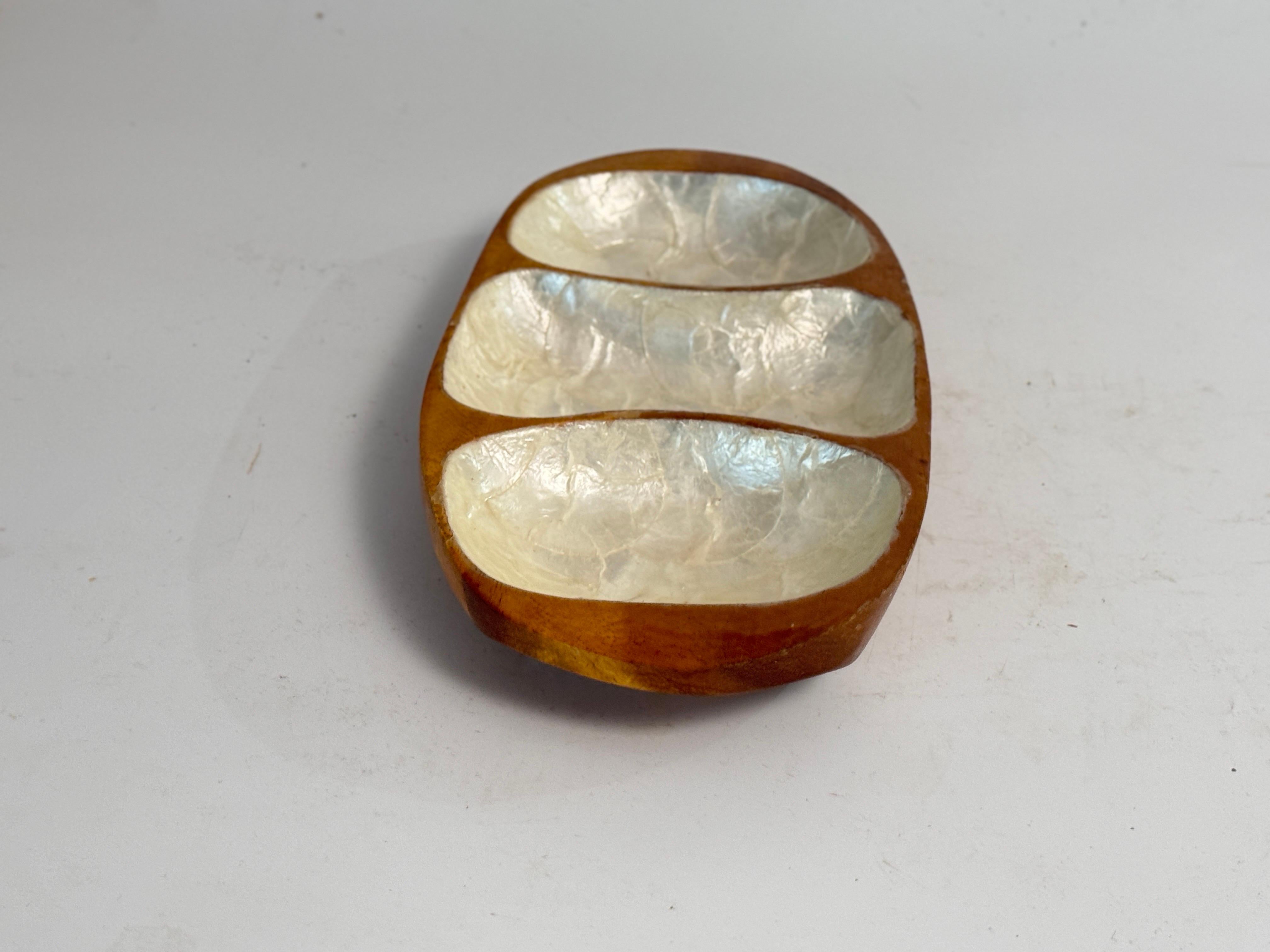 Plato decorativo francés de mediados de siglo de madera y nácar / Vide-Poche  1970s en Bueno estado para la venta en Auribeau sur Siagne, FR