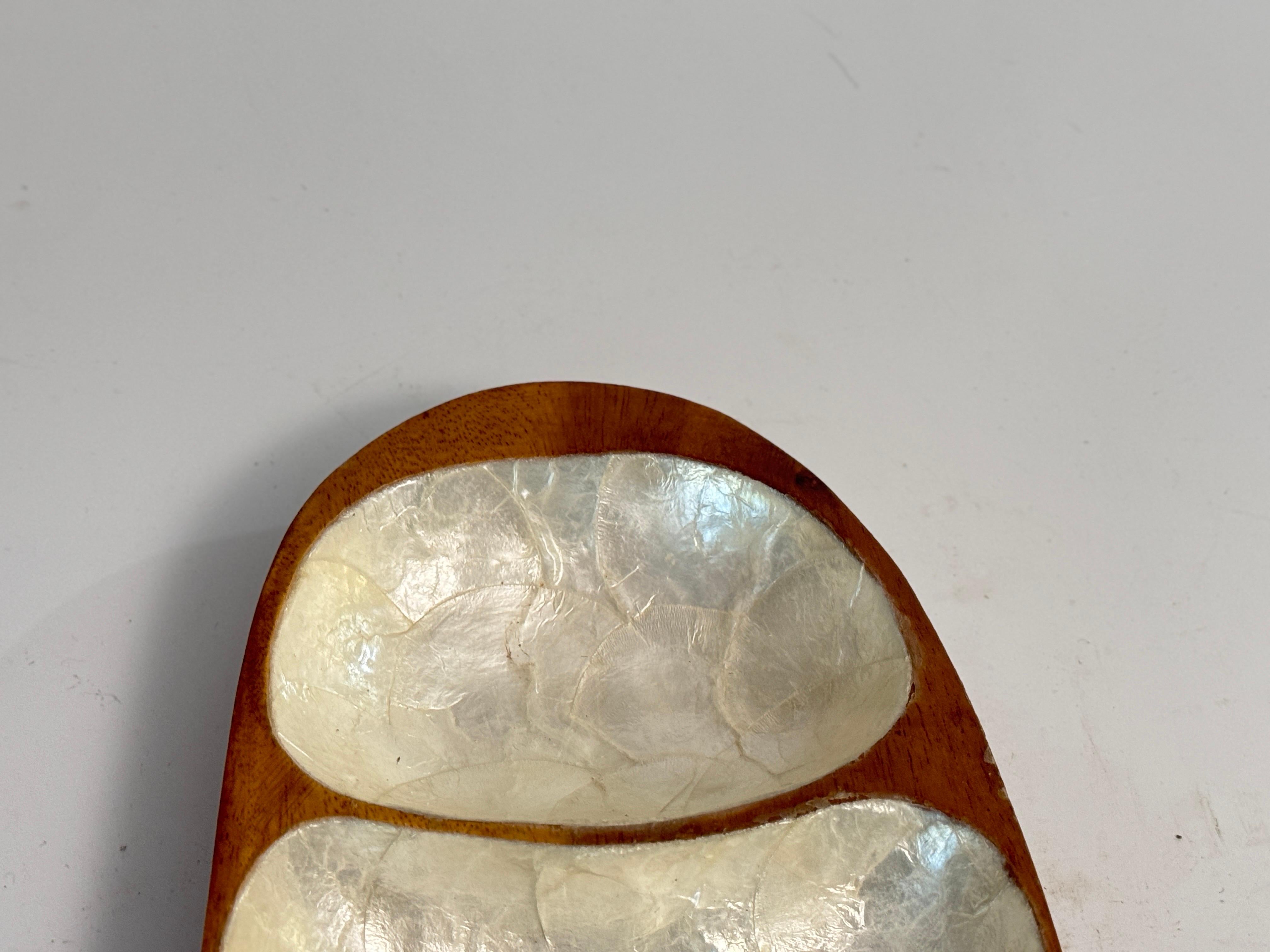 Plato decorativo francés de mediados de siglo de madera y nácar / Vide-Poche  1970s Nácar en venta