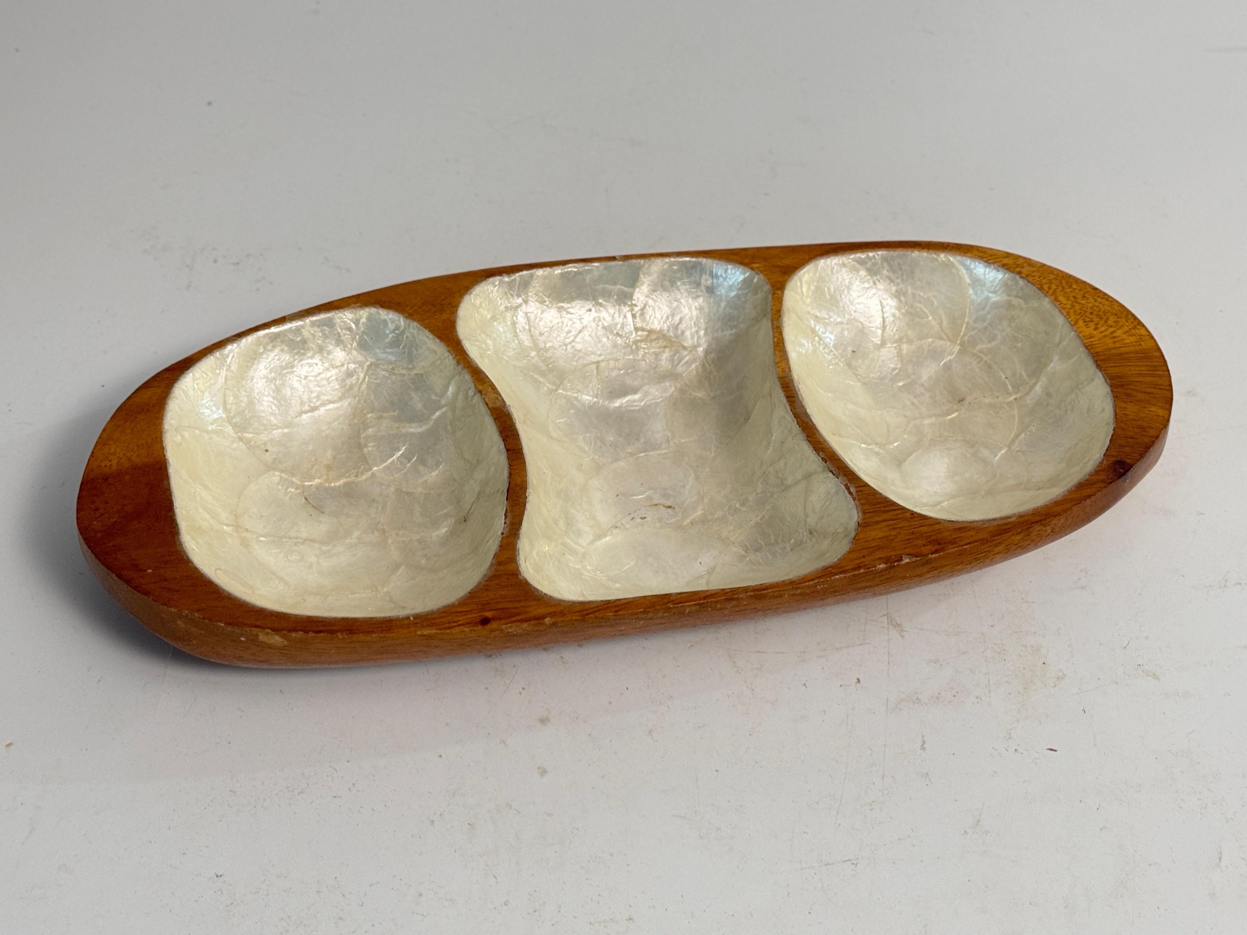 Plato decorativo francés de mediados de siglo de madera y nácar / Vide-Poche  1970s en venta 1