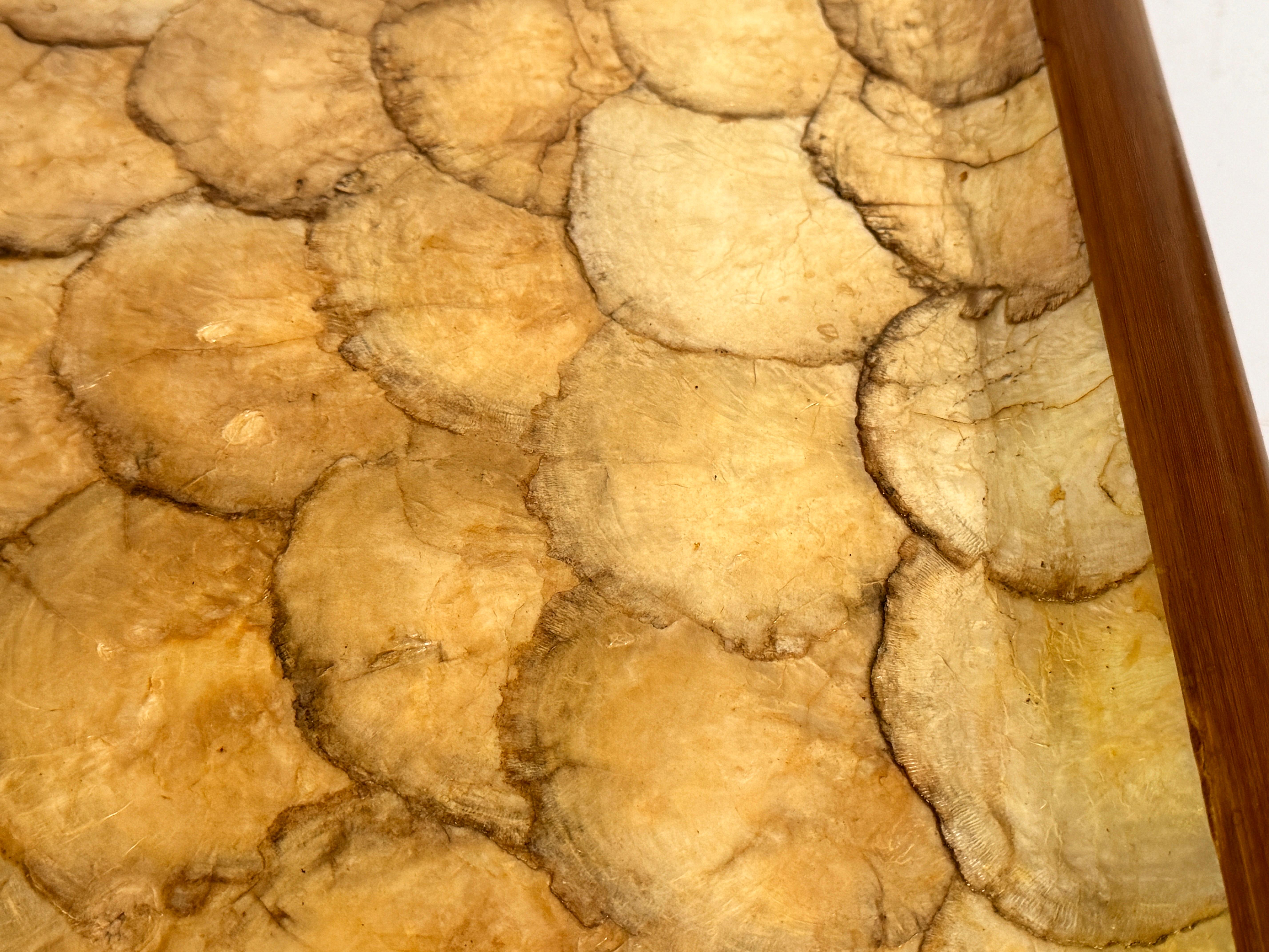 Plato decorativo francés de mediados de siglo de madera y nácar Años 70 Nácar en venta