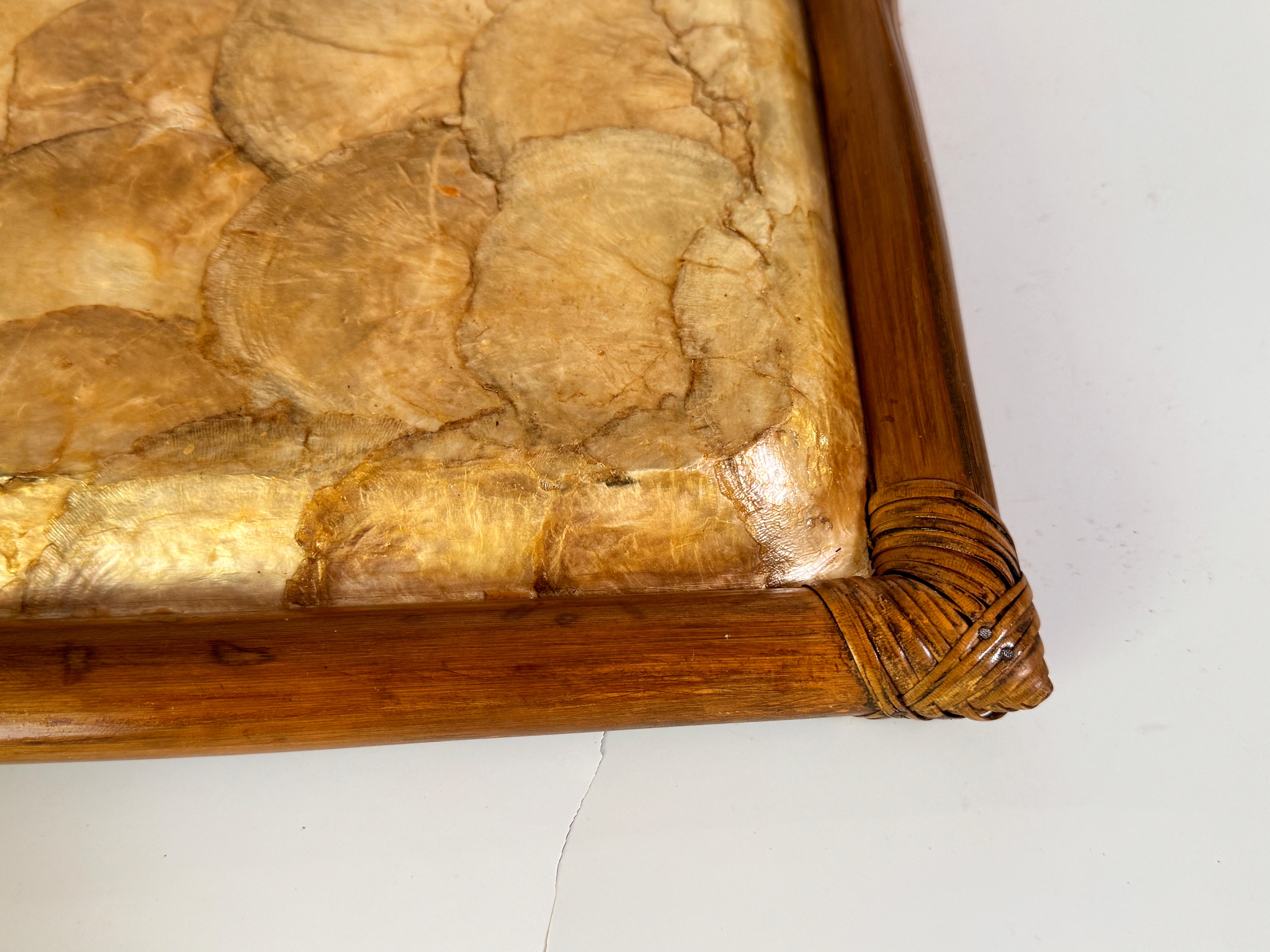 Plato decorativo francés de mediados de siglo de madera y nácar Años 70 en venta 2