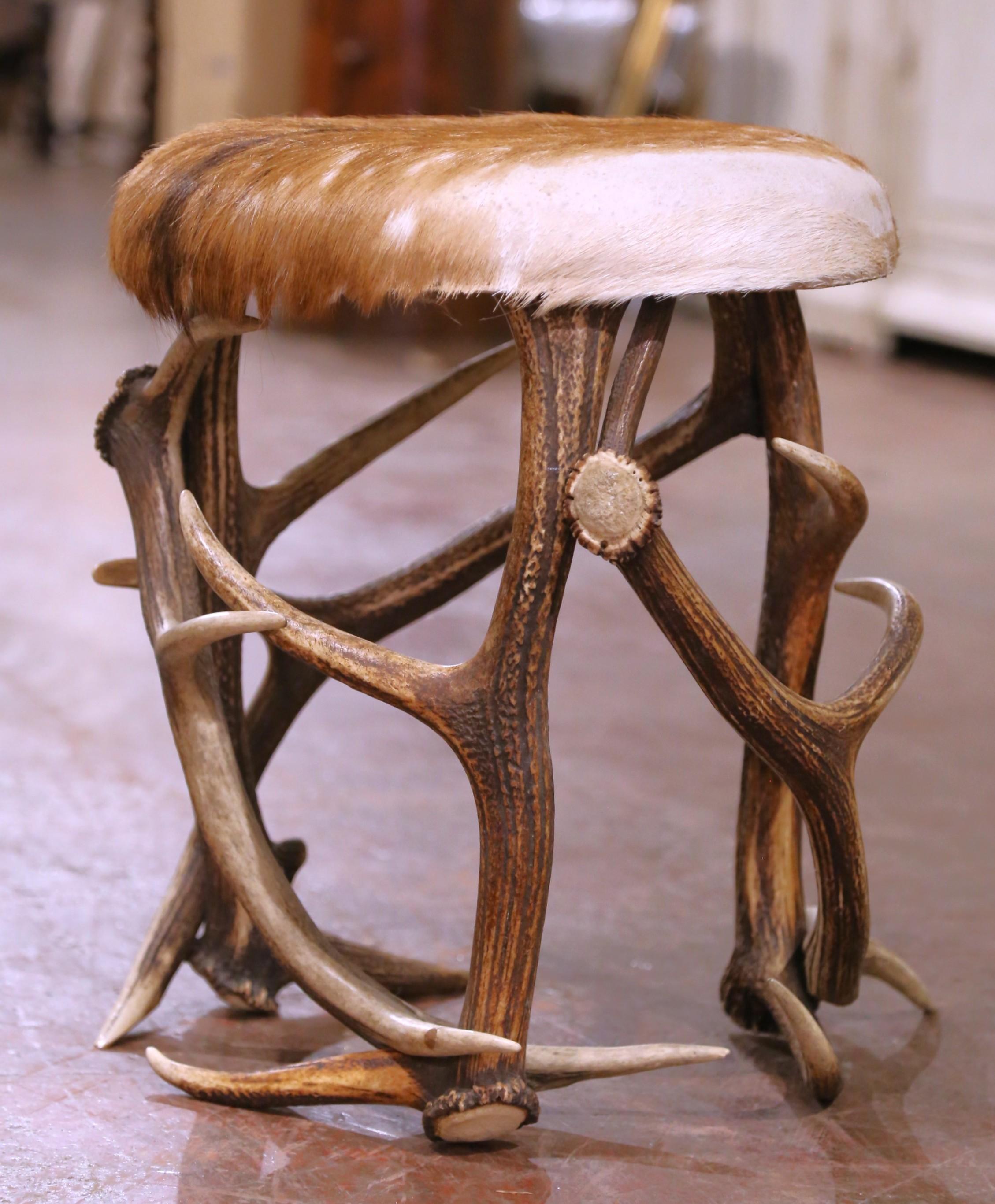 
Porta l'eleganza rustica nei tuoi interni con questo sgabello francese della metà del secolo scorso. Realizzato nel 1950 circa, il pezzo presenta una base scultorea composta da corna di cervo, intrecciate ad arte per formare una stabile struttura a