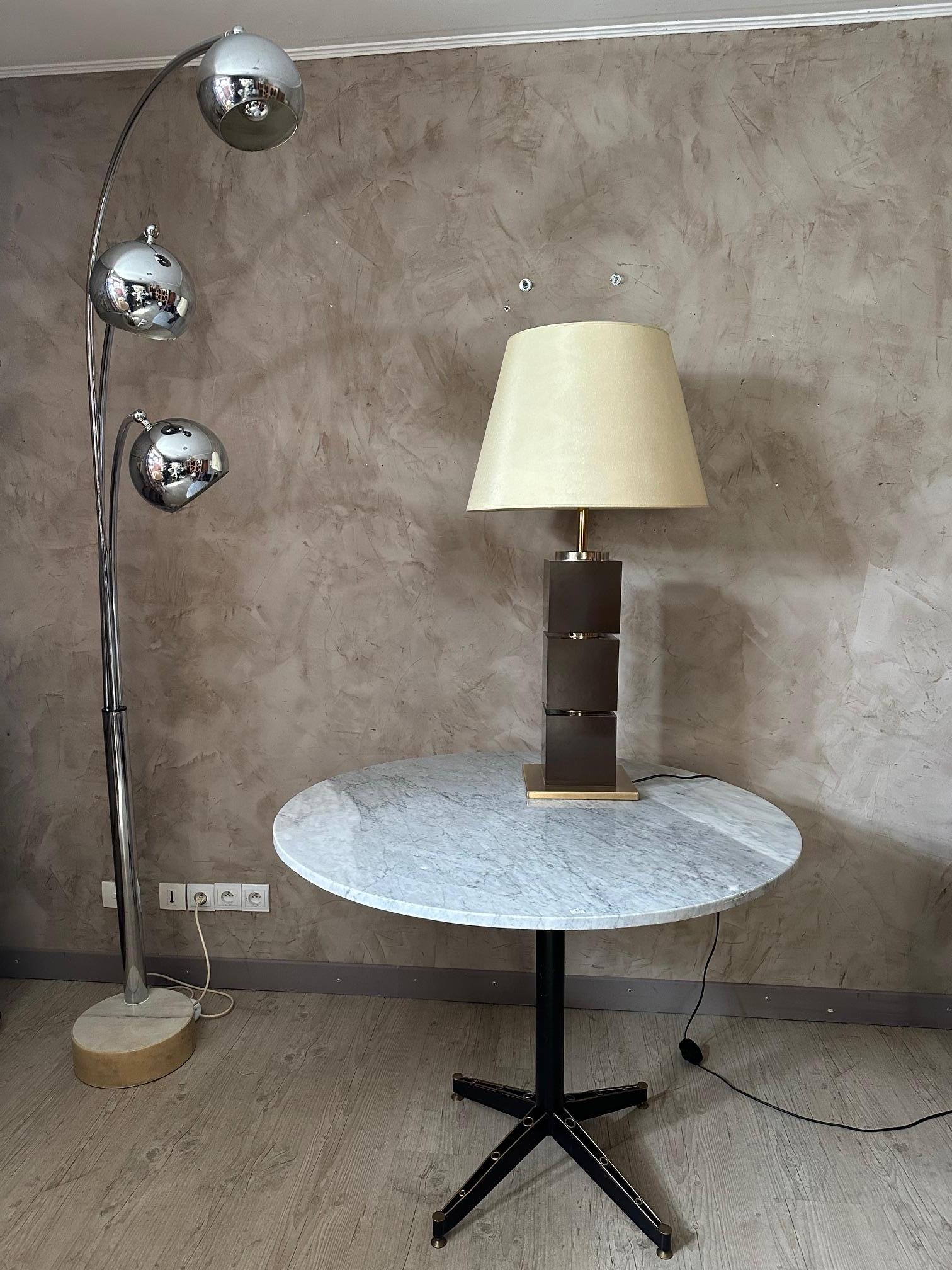 Französische Tischlampe aus Messing und lackiertem Holz, Mid-Century-Design im Angebot 6