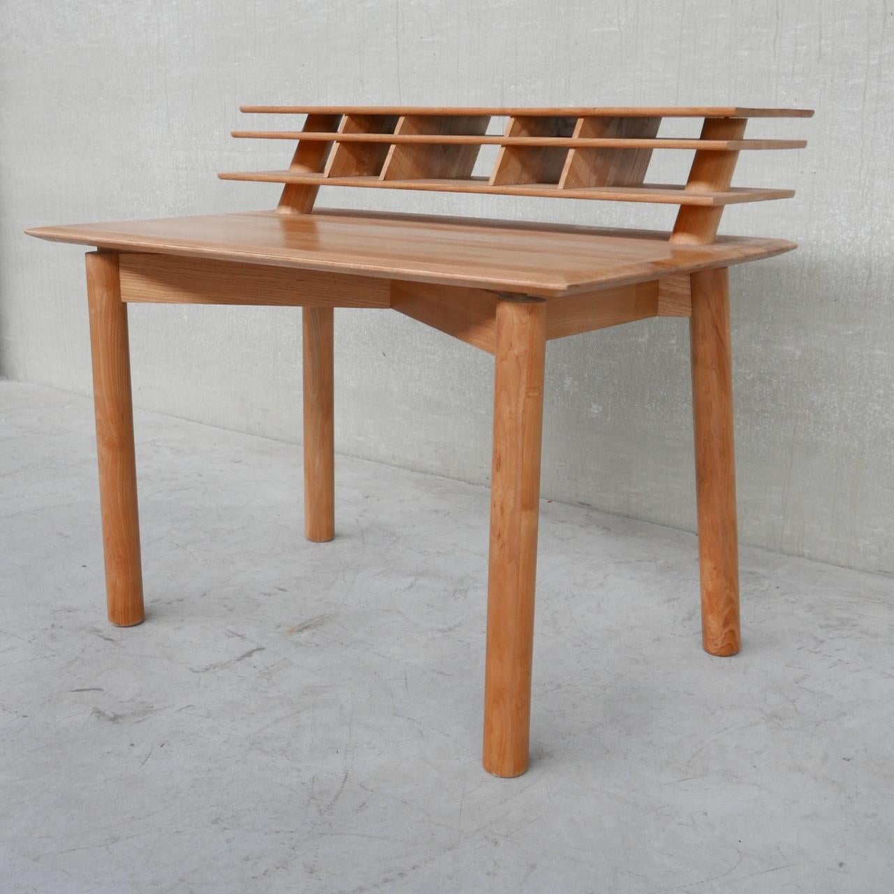 Una scrivania della metà o della fine del XX secolo. 

Forma architettonica con un grande piano aperto e scaffali sfalsati. 

Francia, anni '1980 circa. 

Buone condizioni, qualche usura commisurata all'età. 

Posizione: Belgio Galleria.