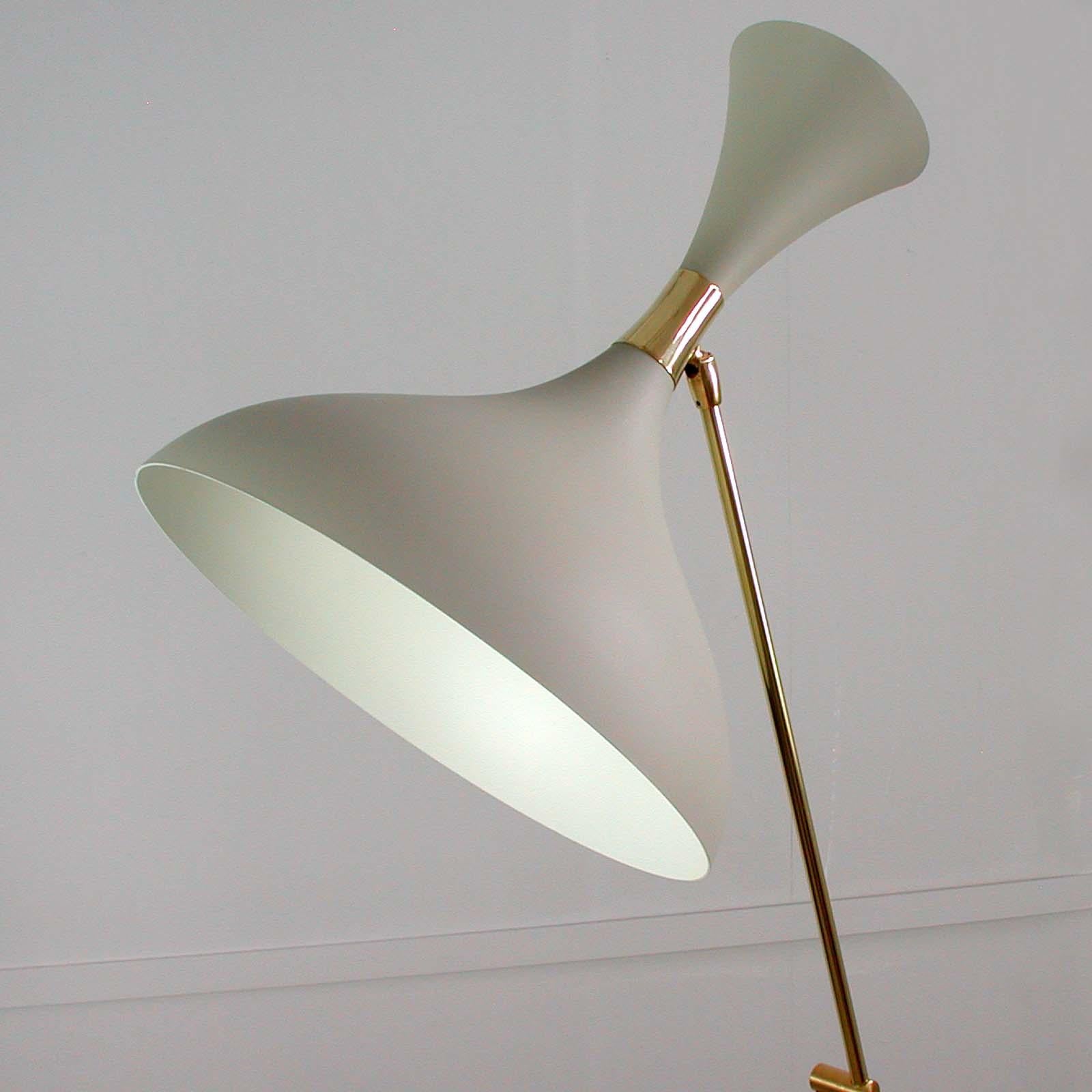This awesome light grey and brass counterweight floor lamp in the manner of Pierre Guariche or Jean Boris Lacroix was designed and manufactured in France in the 1950s.

The lamp has got a 