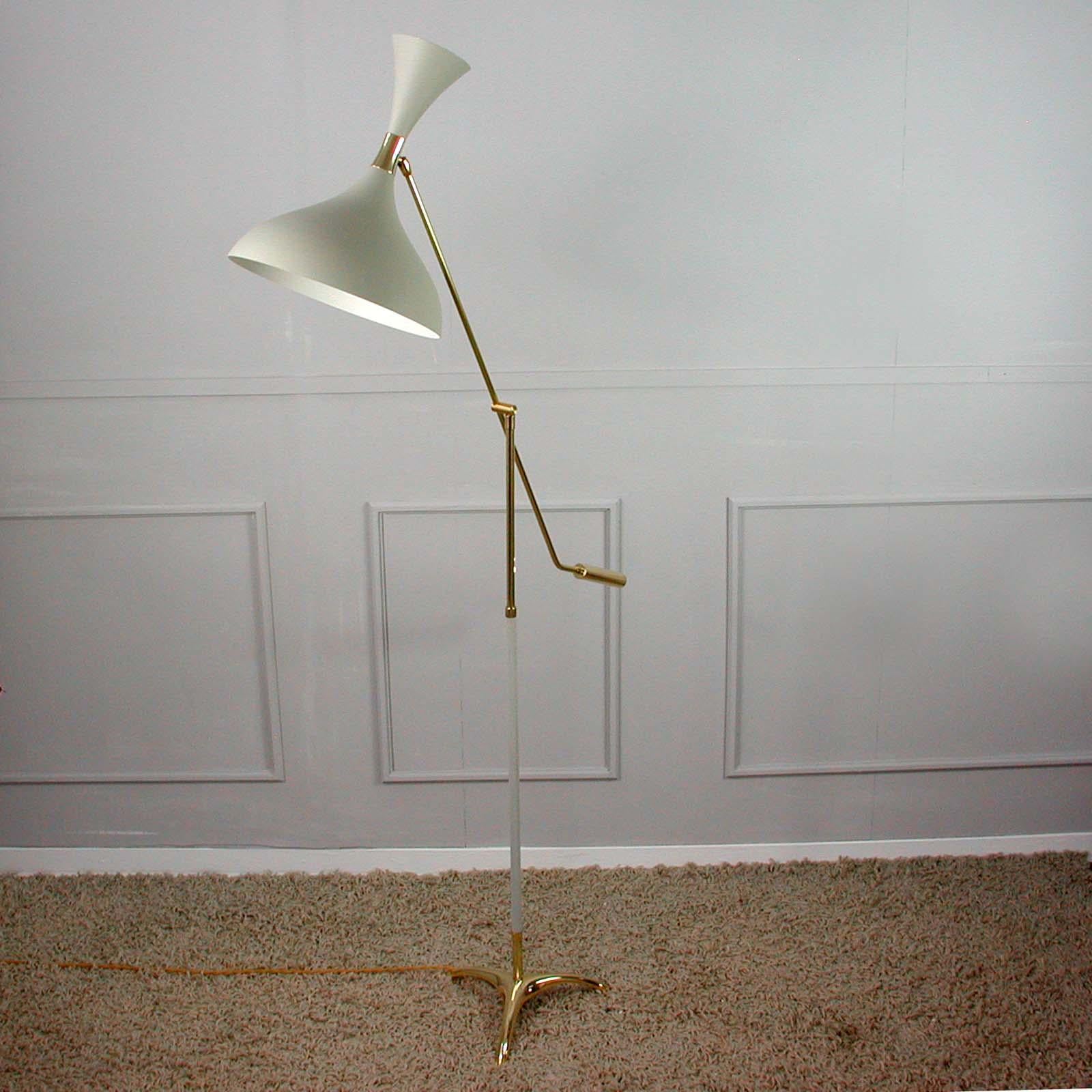 Midcentury French Diabolo Tripod Counterweight Floor Lamp, 1950s In Good Condition In NUEMBRECHT, NRW
