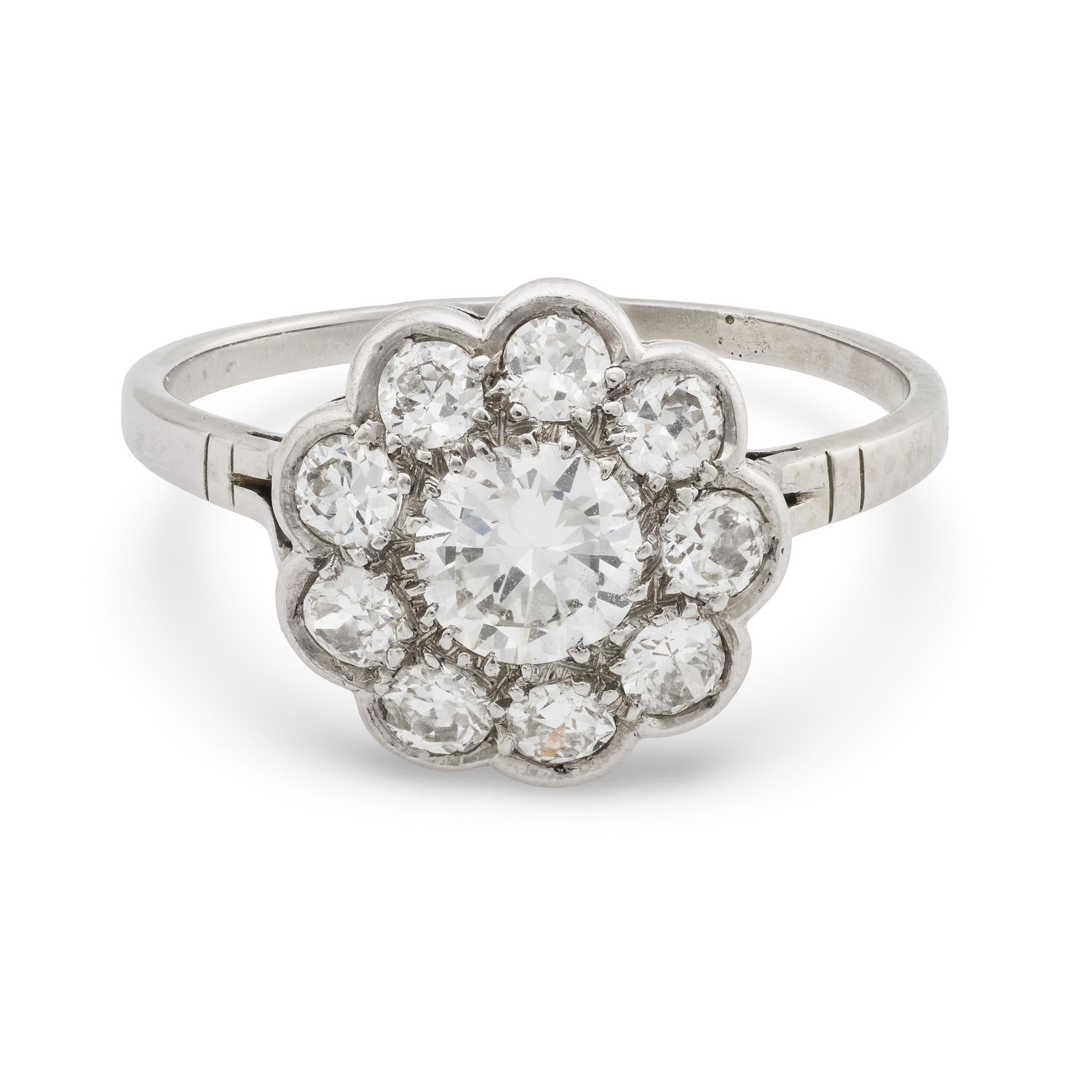 Moderne Bague fleur en or blanc 18k et diamant de style français du milieu du siècle dernier en vente