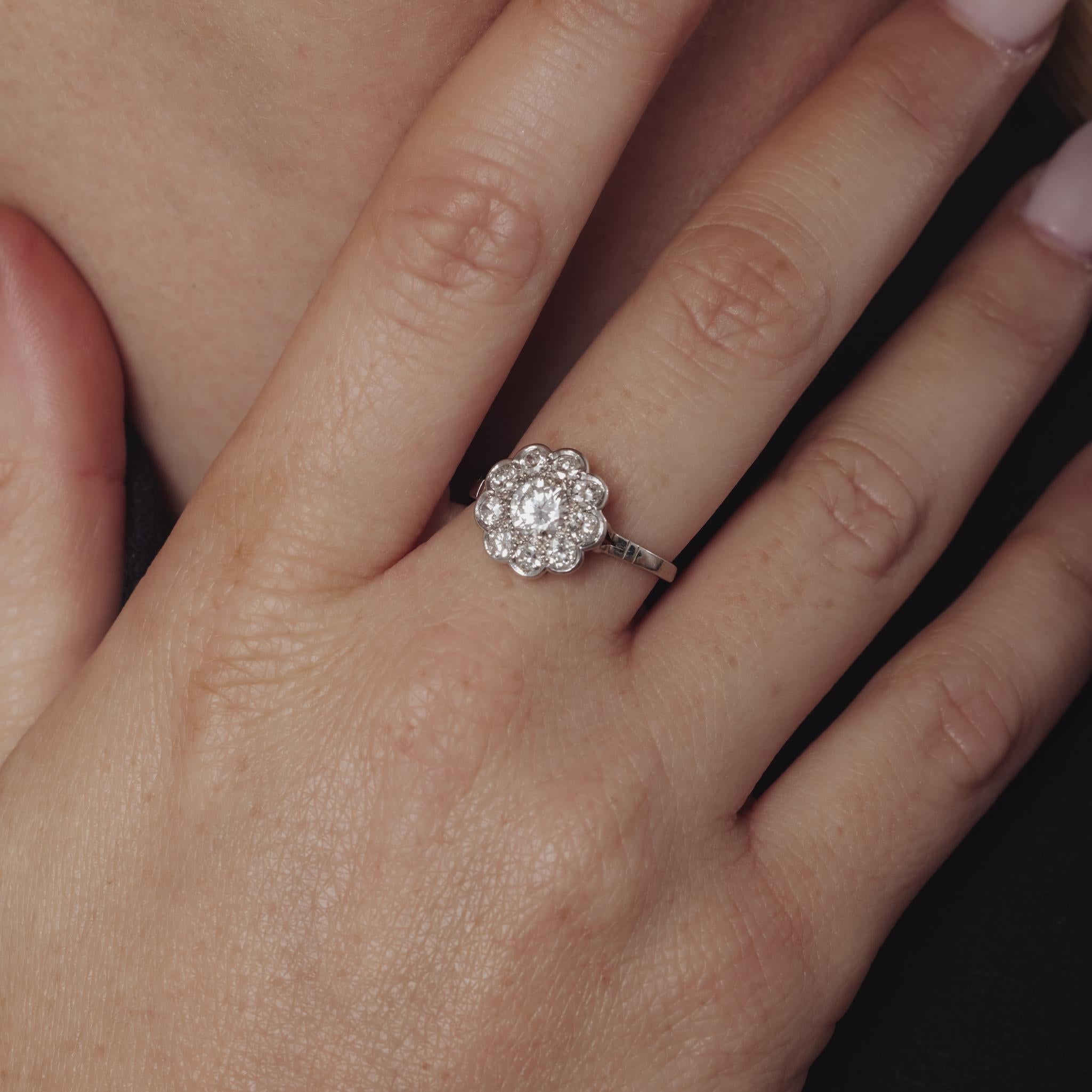 Taille brillant Bague fleur en or blanc 18k et diamant de style français du milieu du siècle dernier en vente