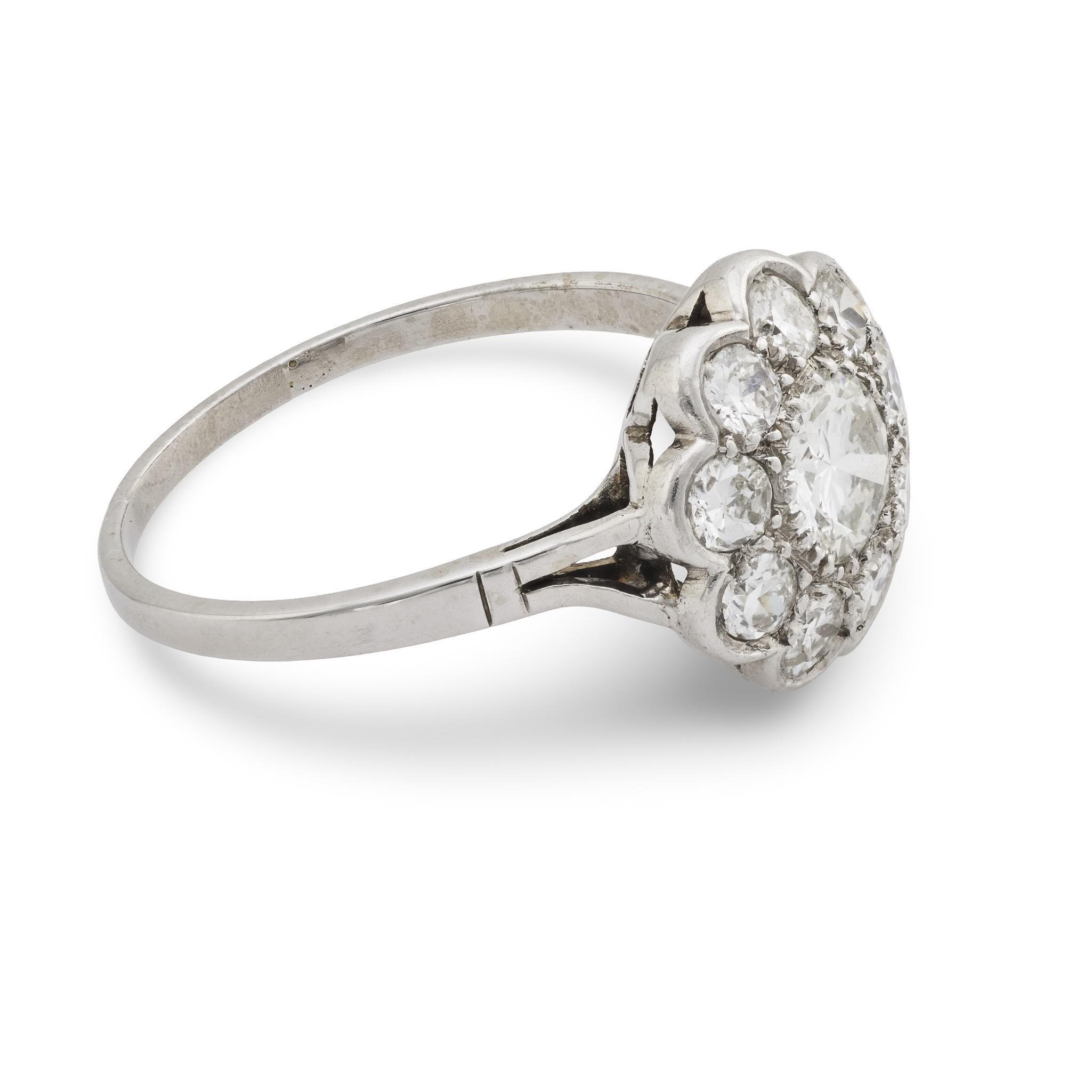 Bague fleur en or blanc 18k et diamant de style français du milieu du siècle dernier Bon état - En vente à Beverly Hills, CA