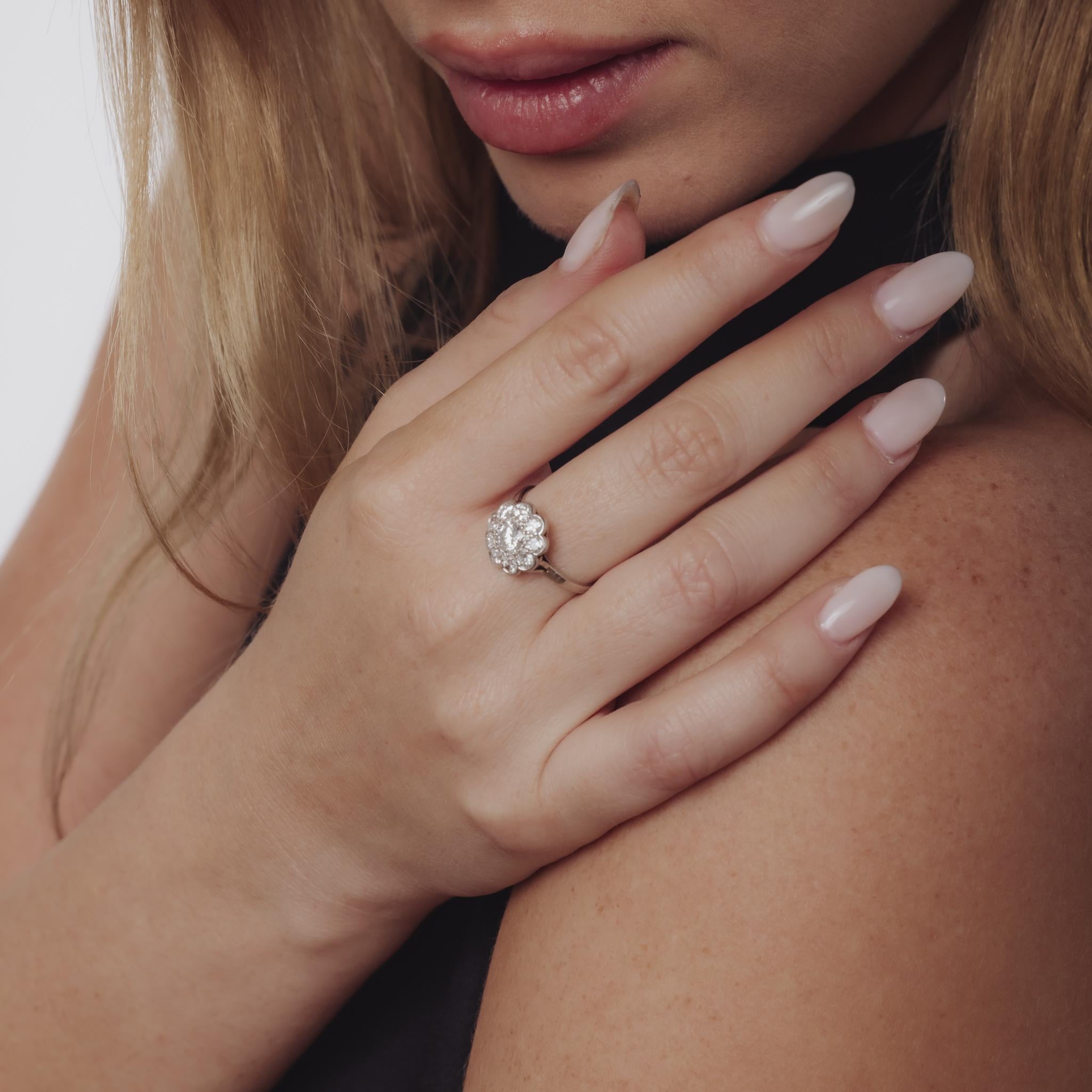 Bague fleur en or blanc 18k et diamant de style français du milieu du siècle dernier Pour femmes en vente
