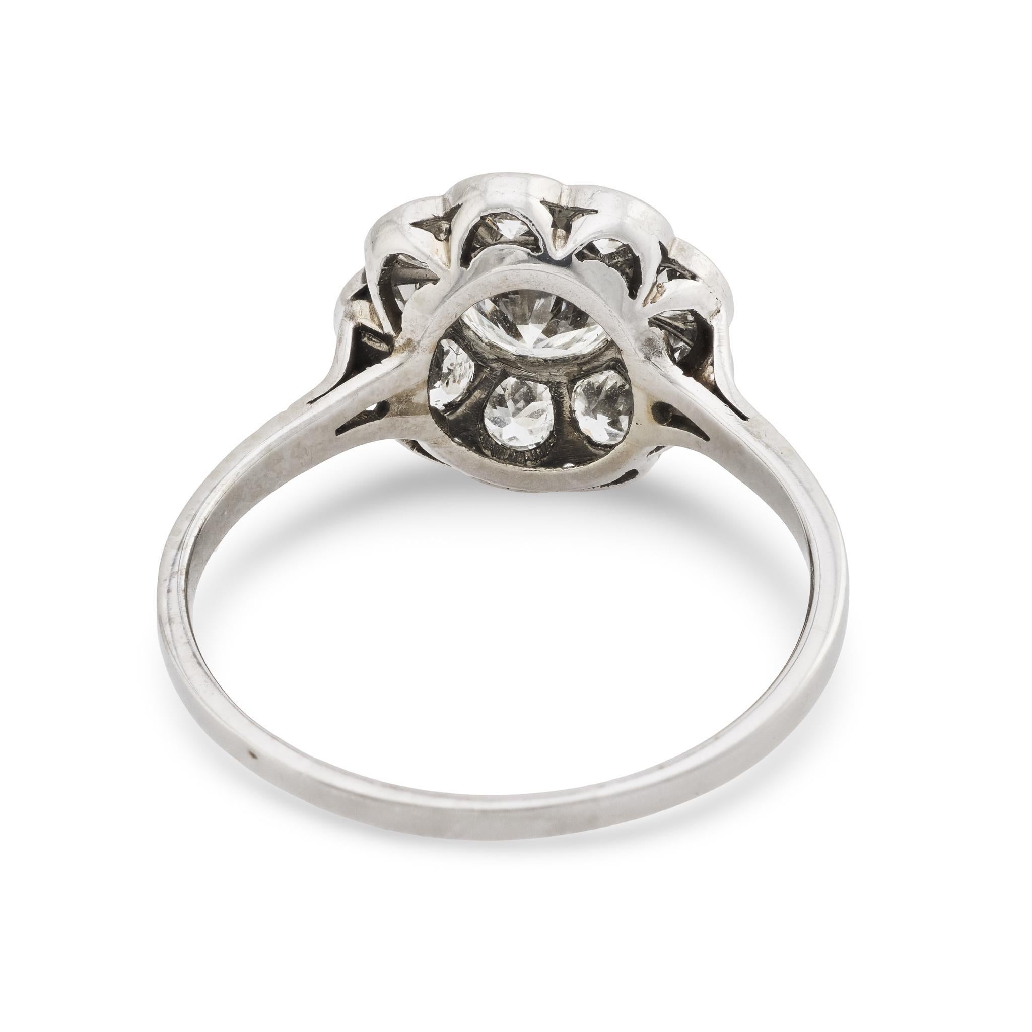 Bague fleur en or blanc 18k et diamant de style français du milieu du siècle dernier en vente 1