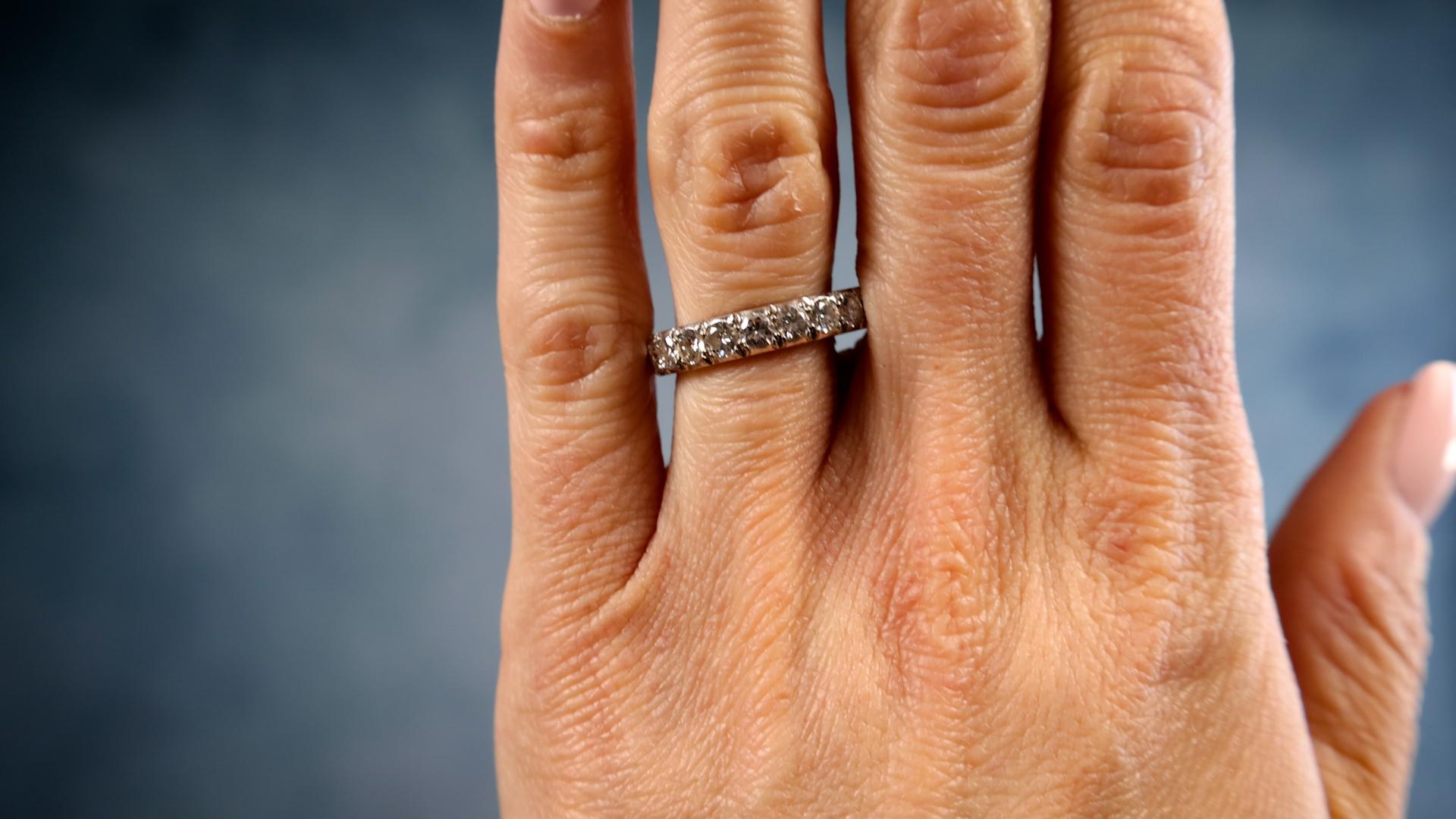 Französischer Diamant-Platin-Eternity-Ring aus der Mitte des Jahrhunderts (Brillantschliff) im Angebot