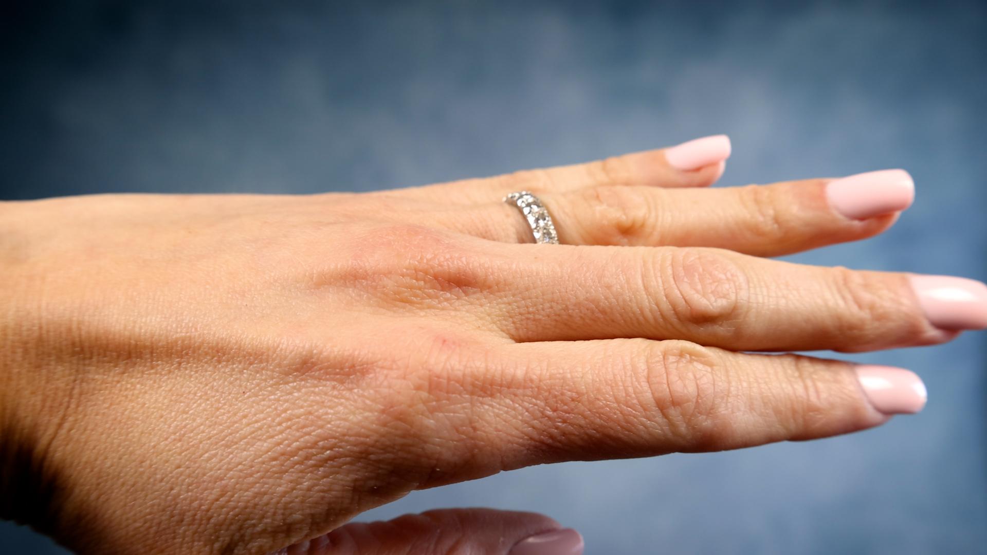 Französischer Diamant-Platin-Eternity-Ring aus der Mitte des Jahrhunderts im Zustand „Gut“ im Angebot in Beverly Hills, CA